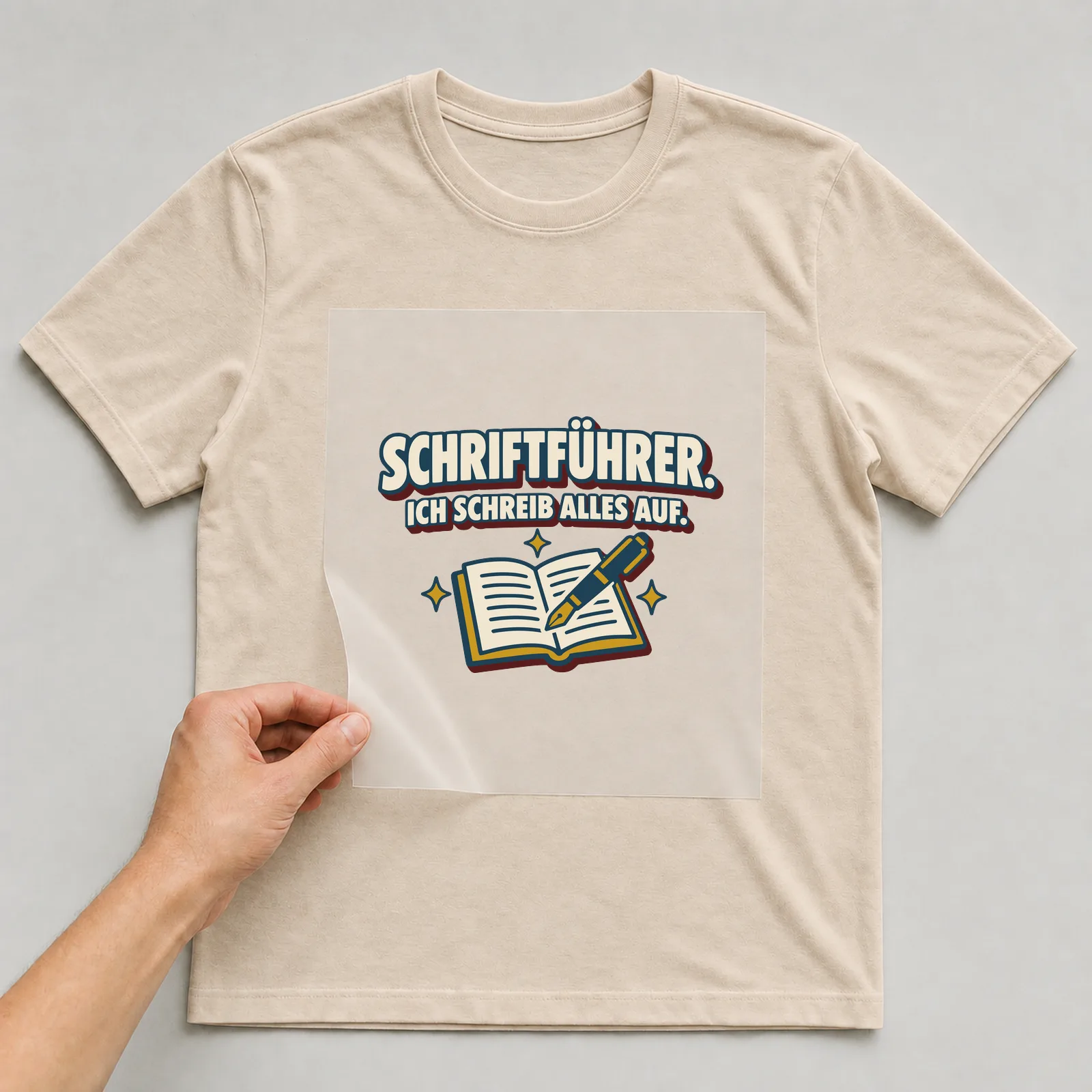 Bügelbild Schriftführer. Ich schreib alles auf. auf beigem T-Shirt, Folie wird aufgelegt