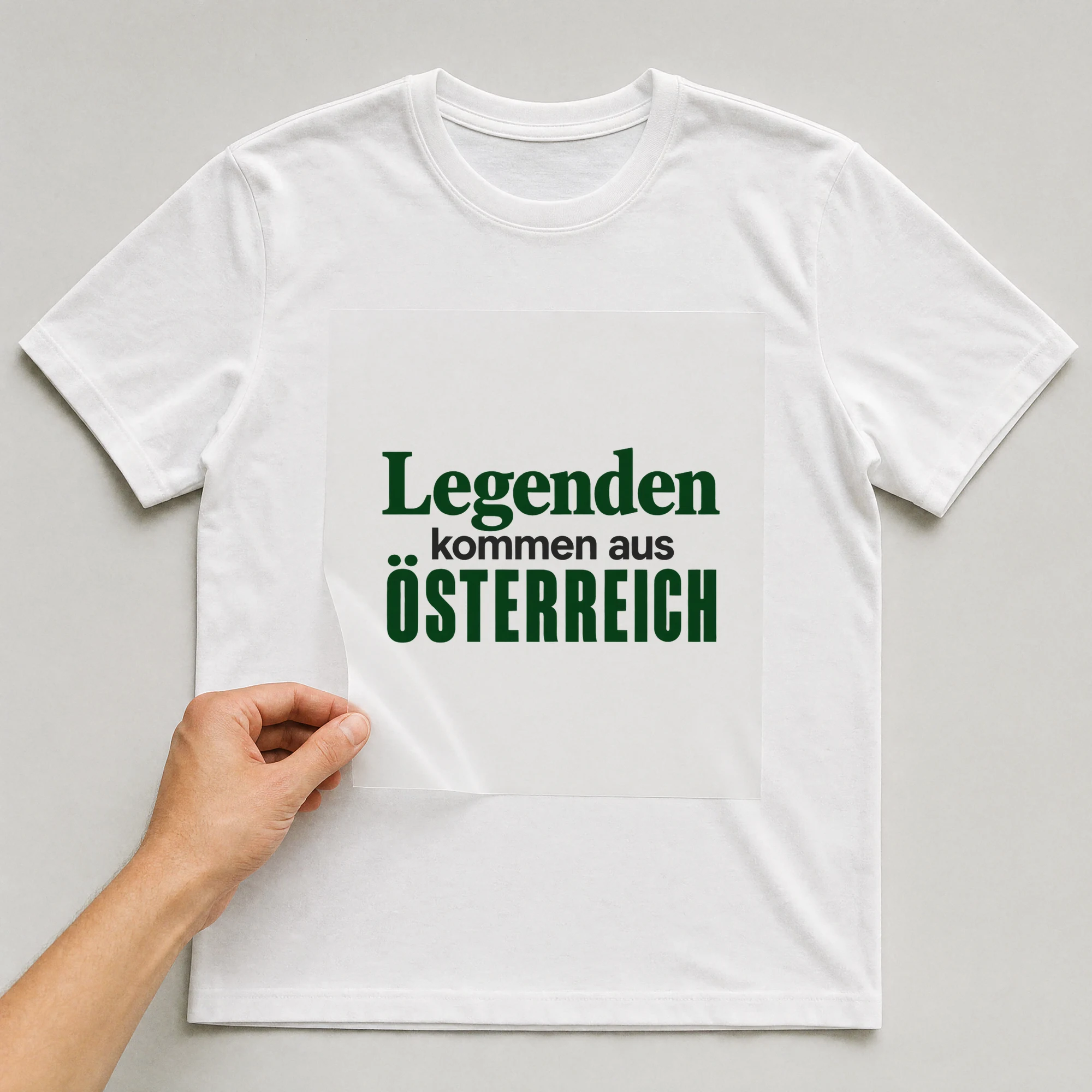 Bügelbild „Legenden kommen aus ÖSTERREICH“ auf weißem T-Shirt, Folie wird aufgelegt