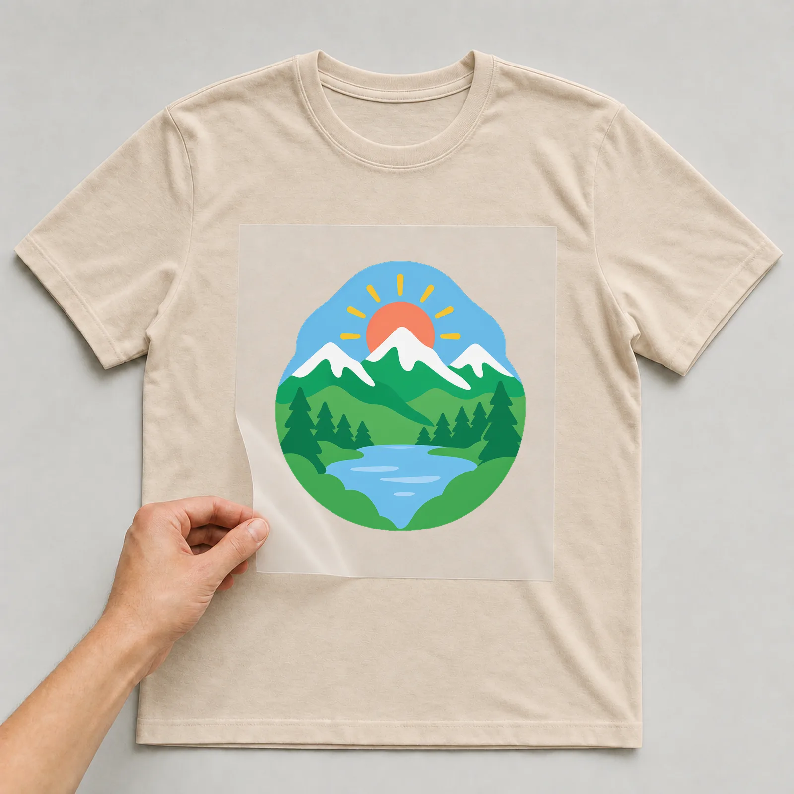 Bügelbild natur berge wald see auf beigem T-Shirt, Folie wird aufgelegt
