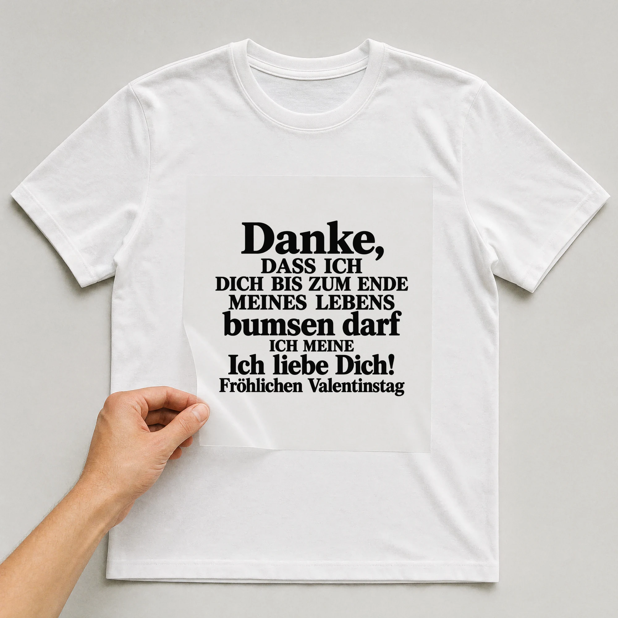 Bügelbild „Danke, dass ich dich bis zum Ende meines Lebens bumsen darf ich meine ich“ auf weißem T-Shirt, Folie wird aufgelegt