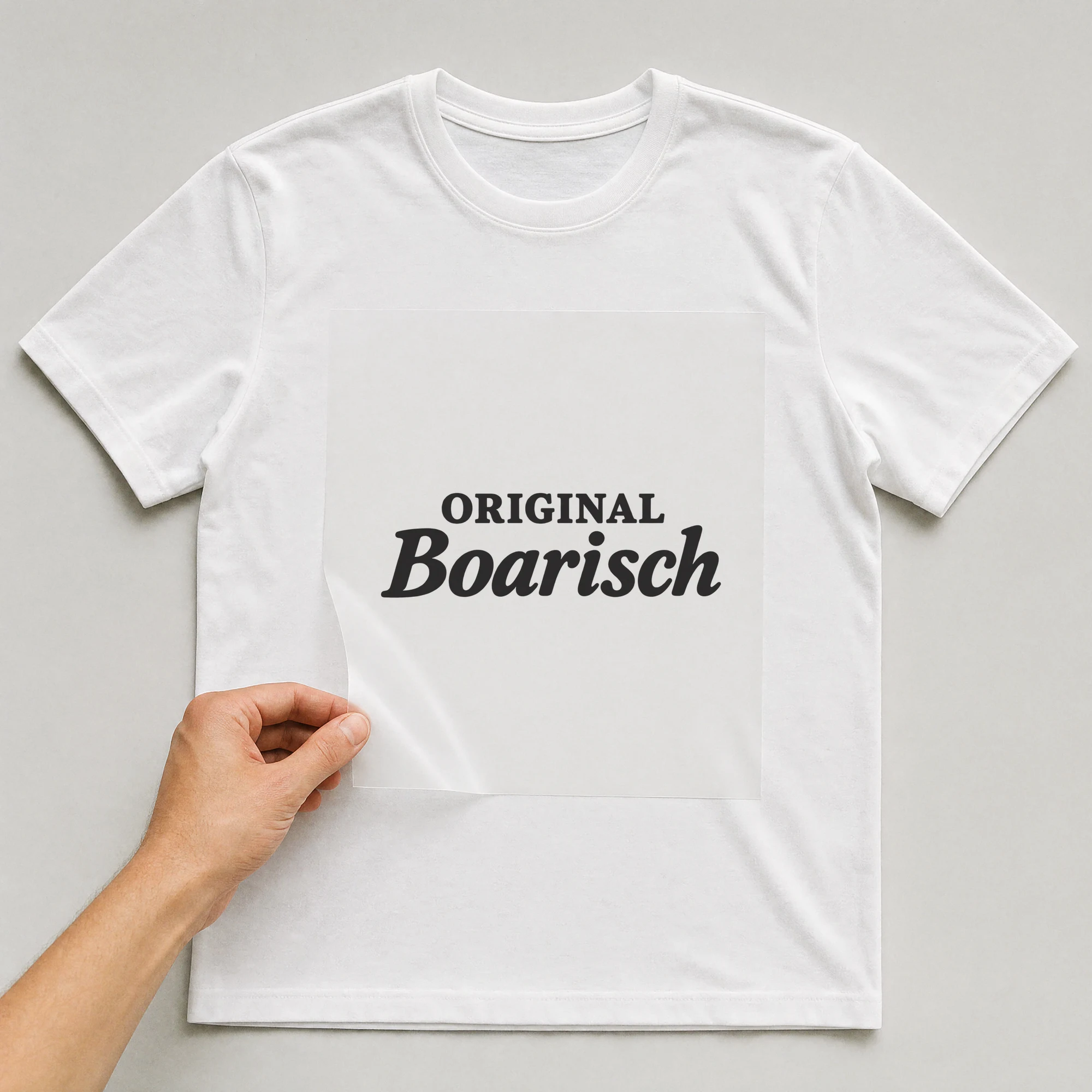 Bügelbild „ORIGINAL Boarisch“ auf weißem T-Shirt, Folie wird aufgelegt