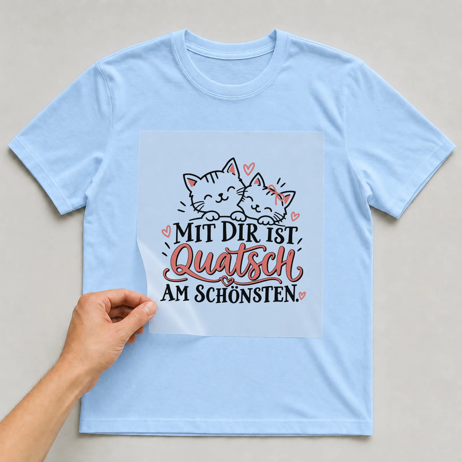 Bügelbild „Mit dir ist quatsch am Schönsten“ auf hellblauem T-Shirt, Folie wird aufgelegt