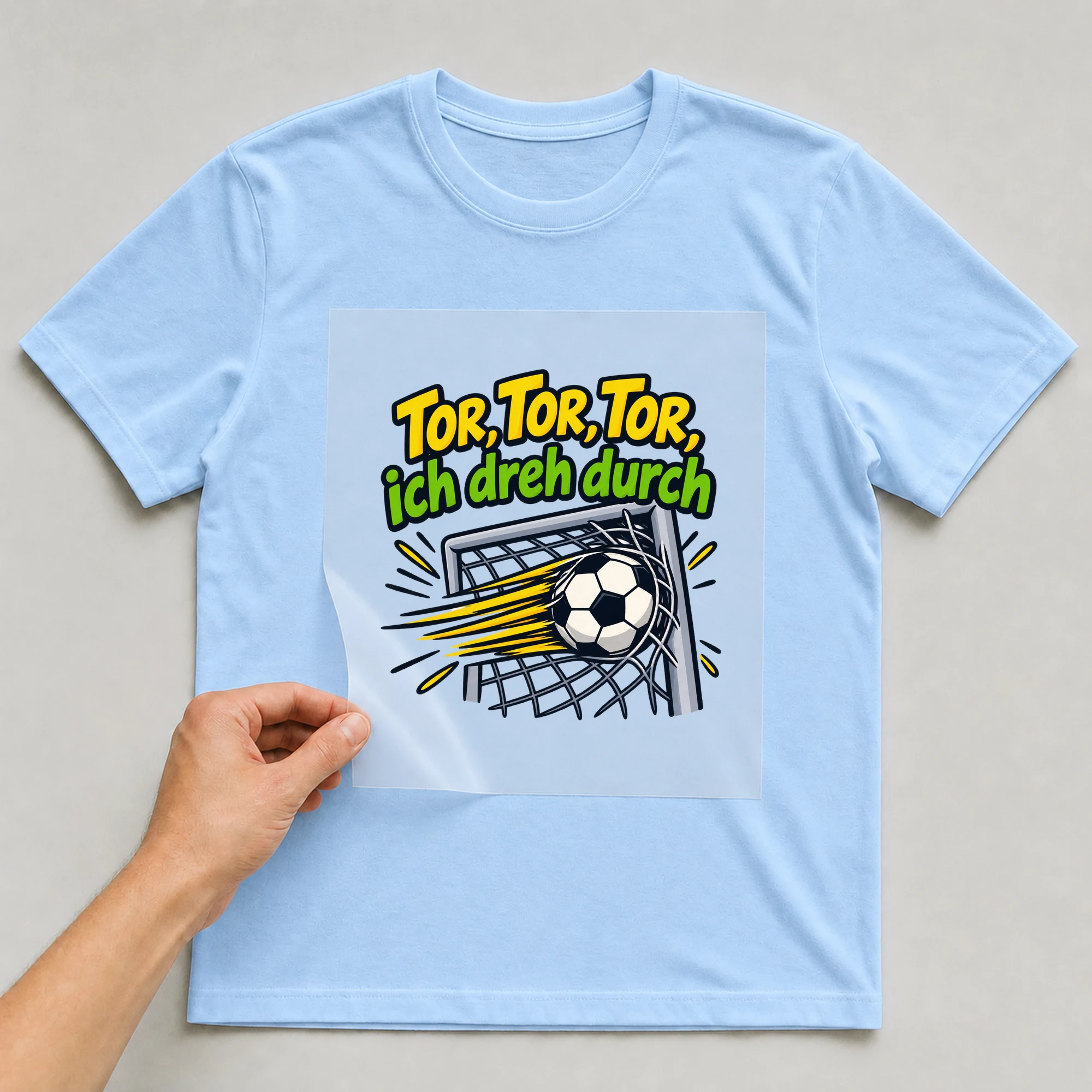 Bügelbild „Tor, Tor, Tor, ich dreh durch“ auf babyblauem T-Shirt, Folie wird aufgelegt