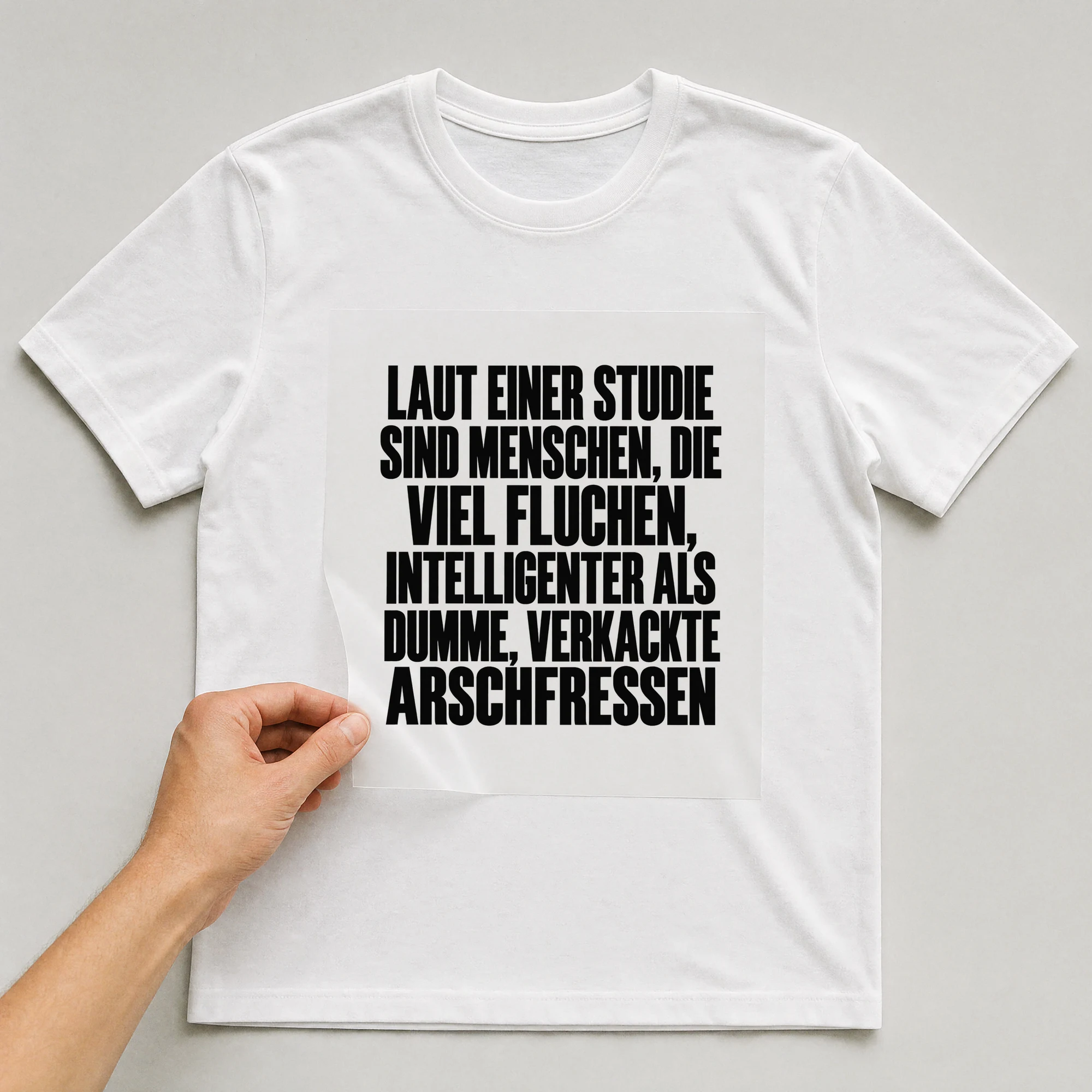 Bügelbild „Laut einer Studie sind Menschen, die viel Fluchen, intelligenter als dumme“ auf weißem T-Shirt, Folie wird aufgelegt