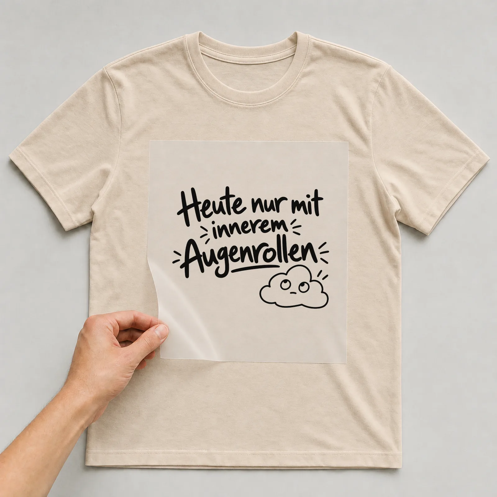 Bügelbild „Heute nur mit innerem Augenrollen“ auf beigem T-Shirt, Folie wird aufgelegt