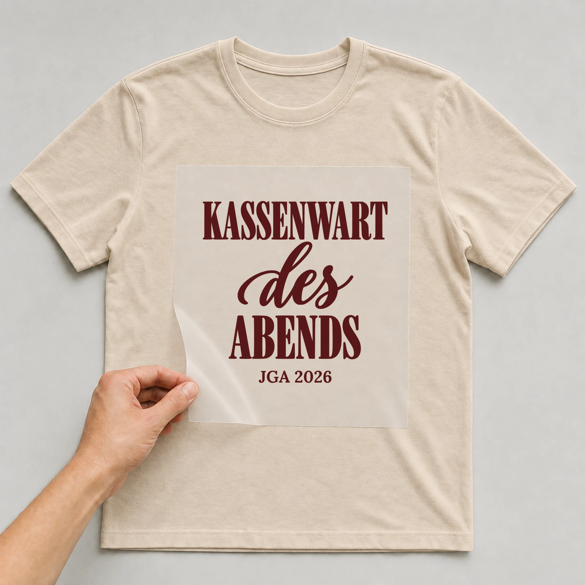 Bügelbild Kassenwart des Abends mit Jahr auf beigem T-Shirt, Folie wird aufgelegt