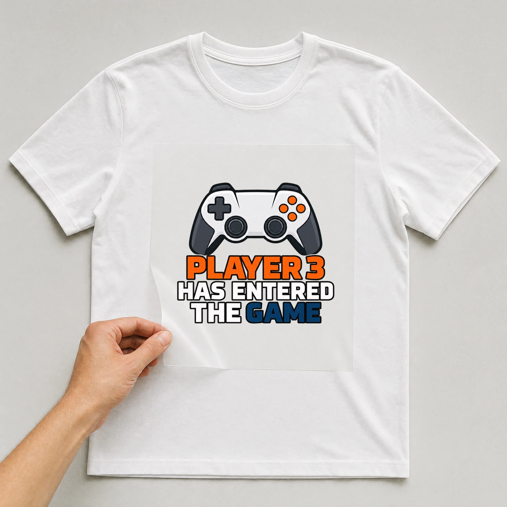 Bügelbild „Player 3 Has Entered The Game“ auf weißem T-Shirt, Folie wird aufgelegt