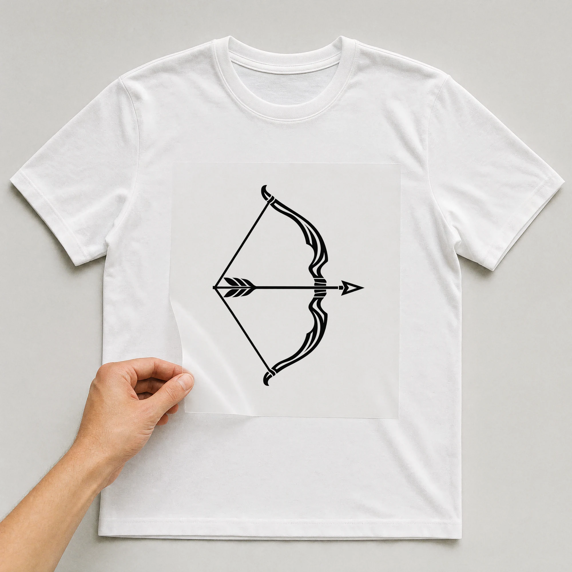Bügelbild „Kritzel Stil Sternzeichen Schütze“ auf weißem T-Shirt, Folie wird aufgelegt