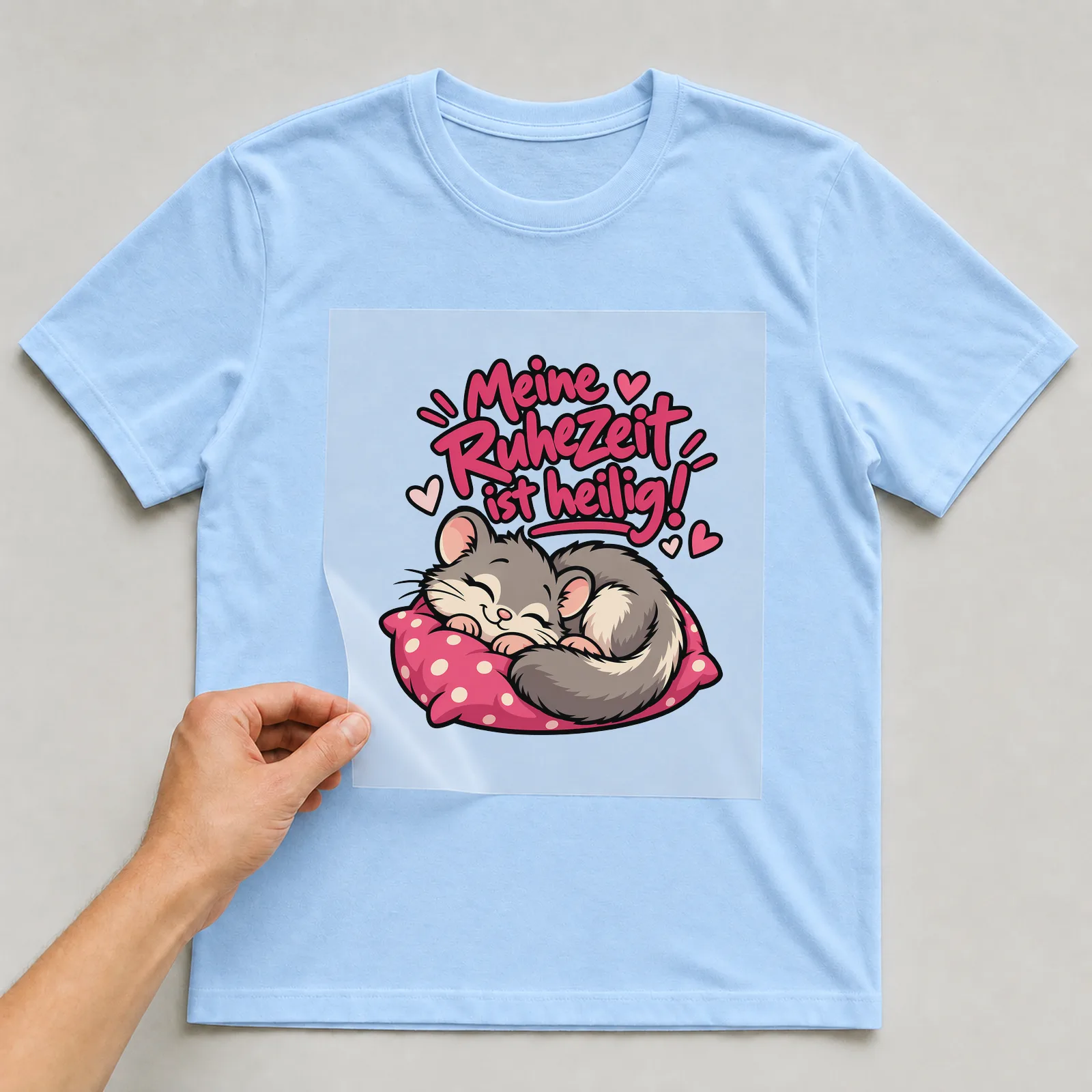 Bügelbild „Meine Ruhezeit ist heilig!“ auf hellblauem T-Shirt, Folie wird aufgelegt