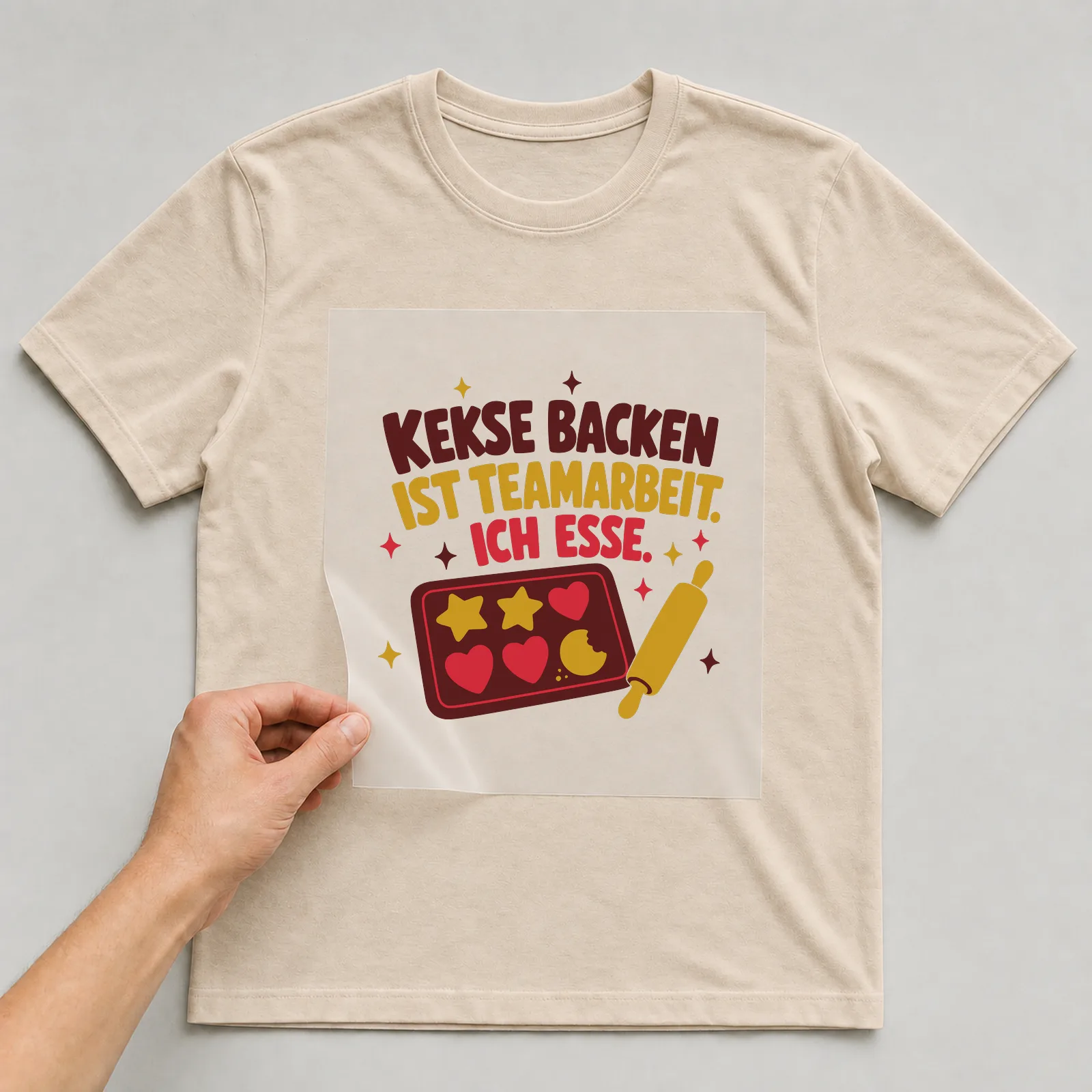 Bügelbild Kekse backen ist Teamarbeit. Ich esse. auf beigem T-Shirt, Folie wird aufgelegt