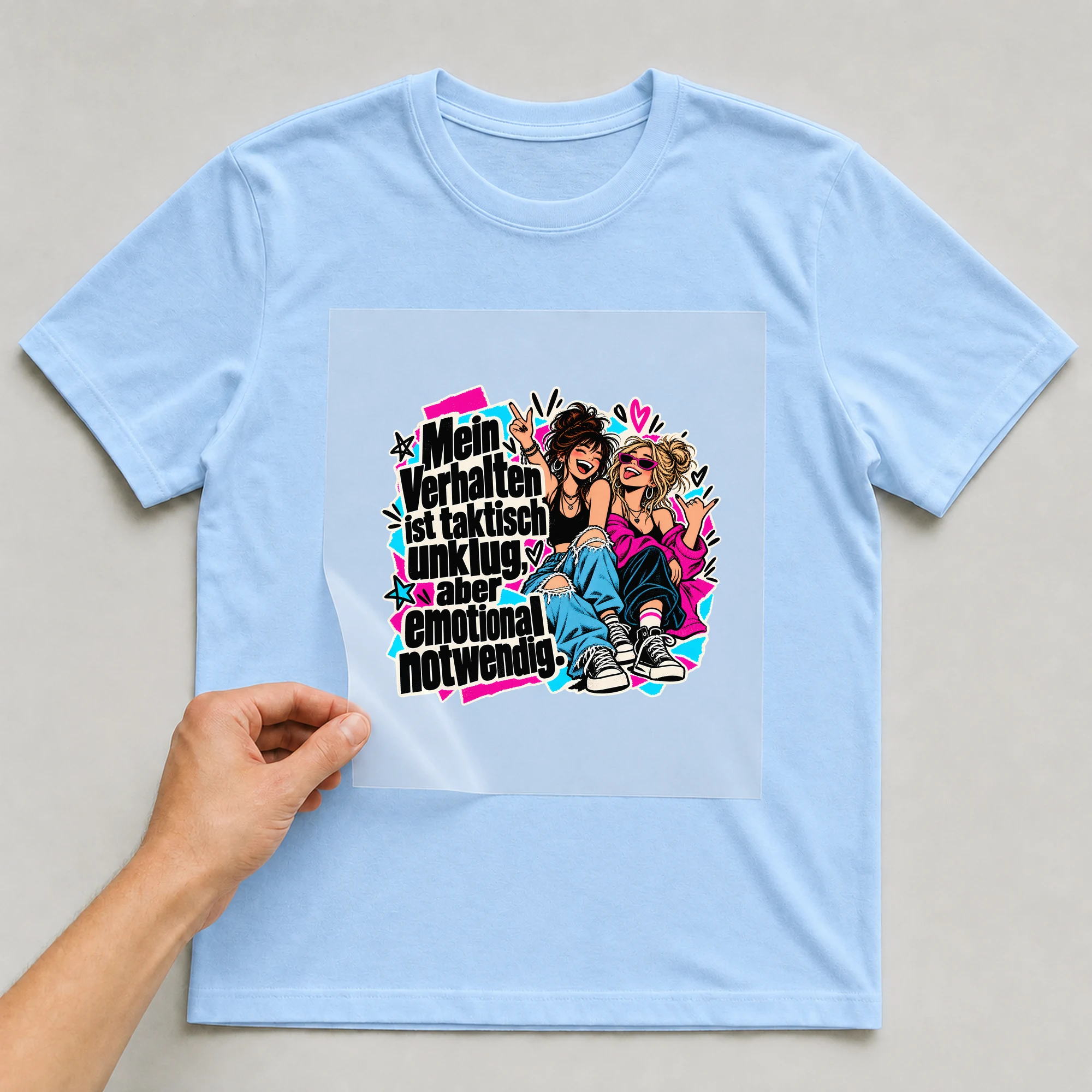 Bügelbild „Mein Verhalten ist taktisch unklug“ auf babyblauem T-Shirt, Folie wird aufgelegt