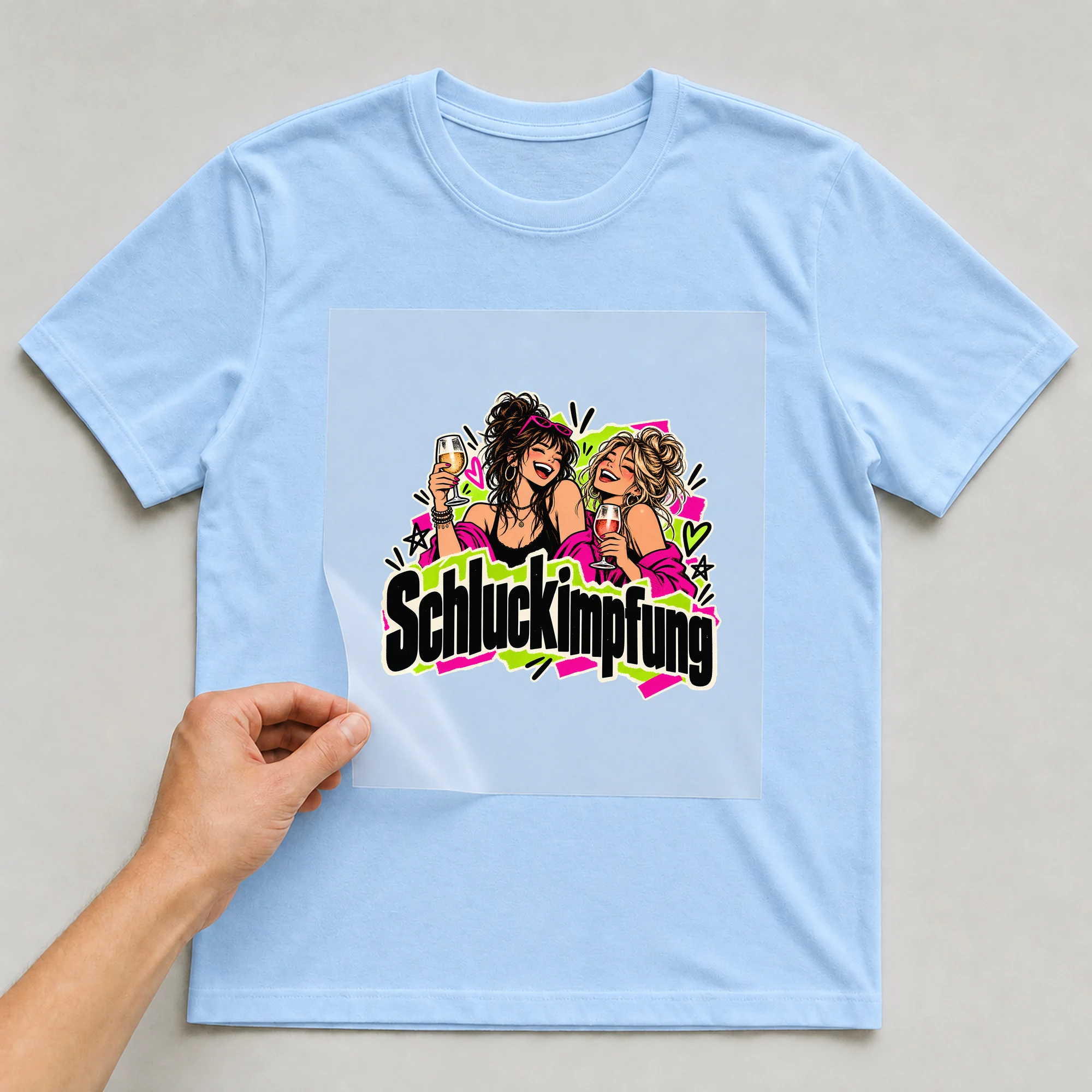 Bügelbild „Schluckimpfung“ auf babyblauem T-Shirt, Folie wird aufgelegt