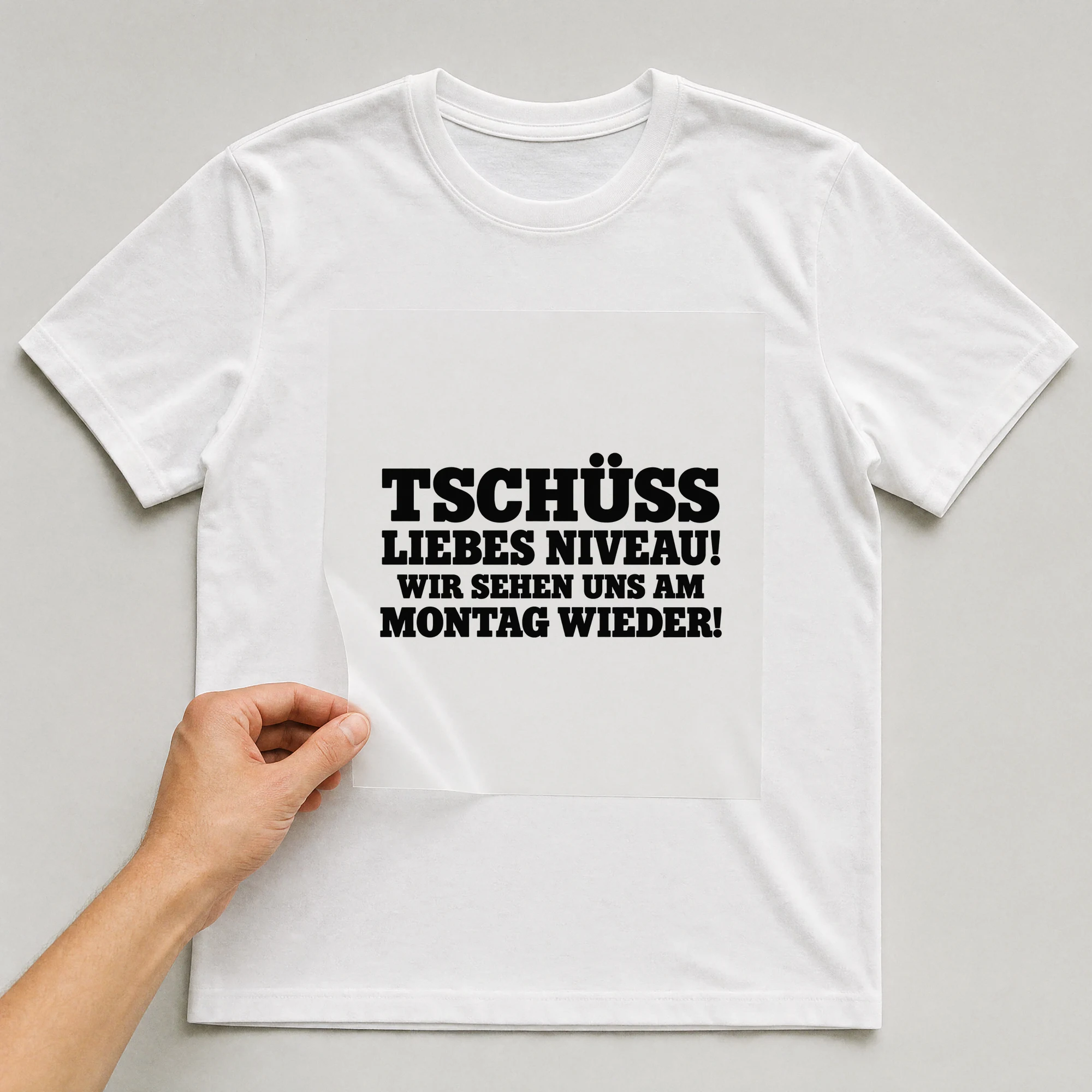 Bügelbild „Tschüss Liebes Niveau! Wir Sehen Uns Am Montag Wieder!“ auf weißem T-Shirt, Folie wird aufgelegt