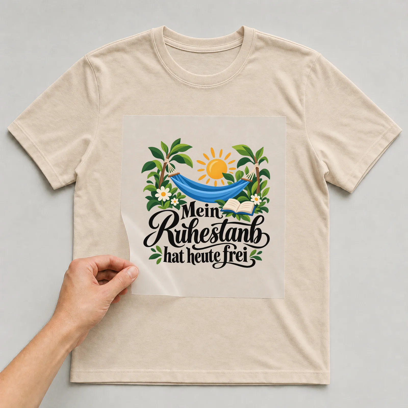 Bügelbild „Mein Ruhestand hat heute frei“ auf beigem T-Shirt, Folie wird aufgelegt