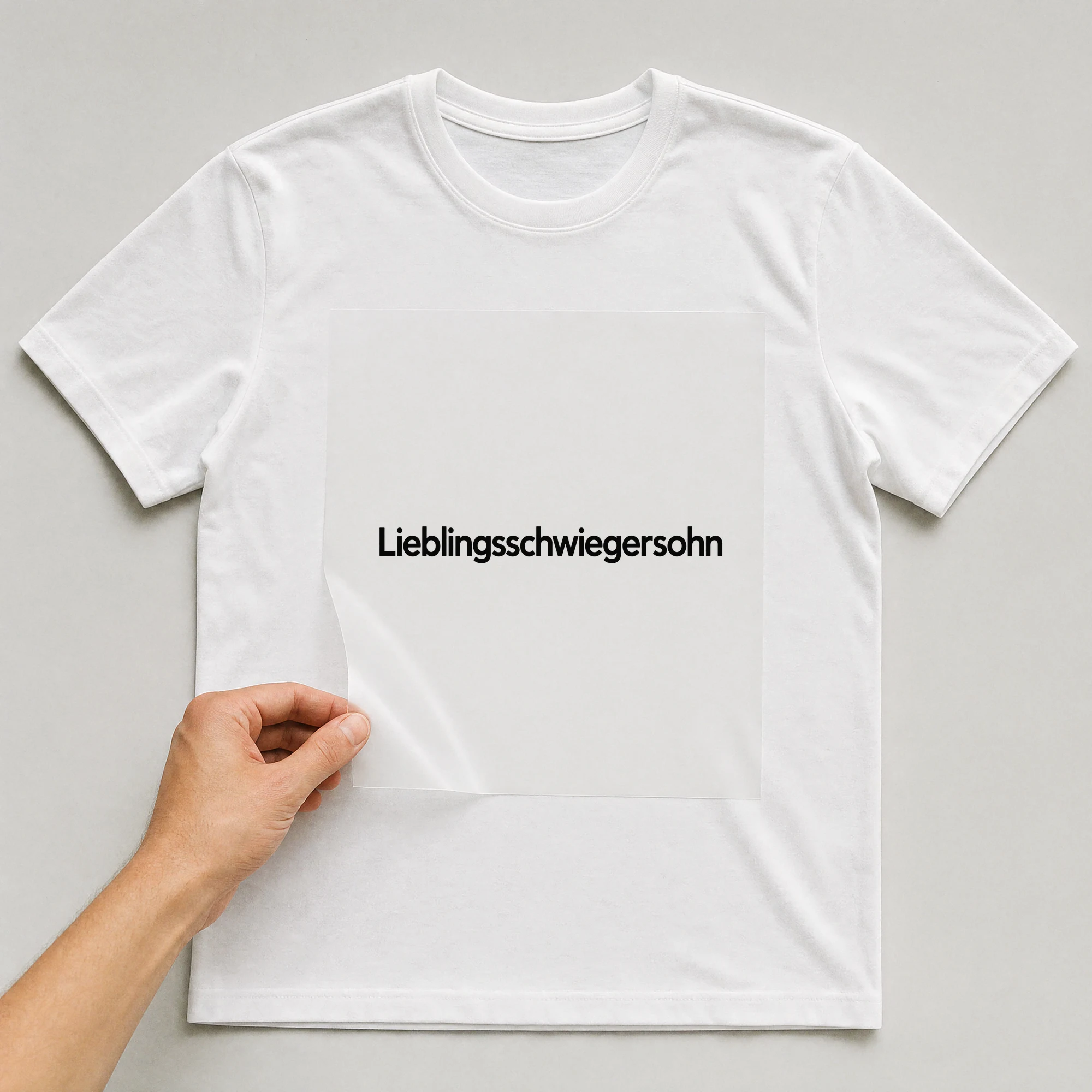 Bügelbild „Lieblingsschwiegersohn“ auf weißem T-Shirt, Folie wird aufgelegt
