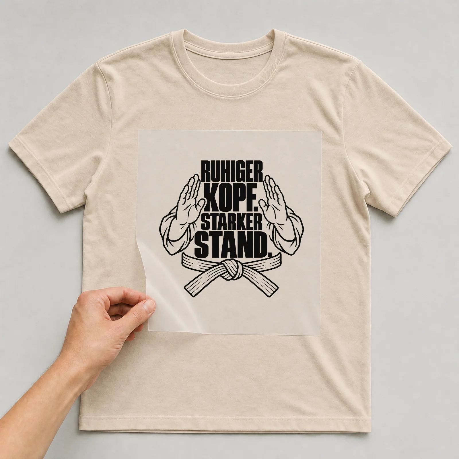Bügelbild „Ruhiger Kopf. Starker Stand.“ auf beigem T-Shirt, Folie wird aufgelegt