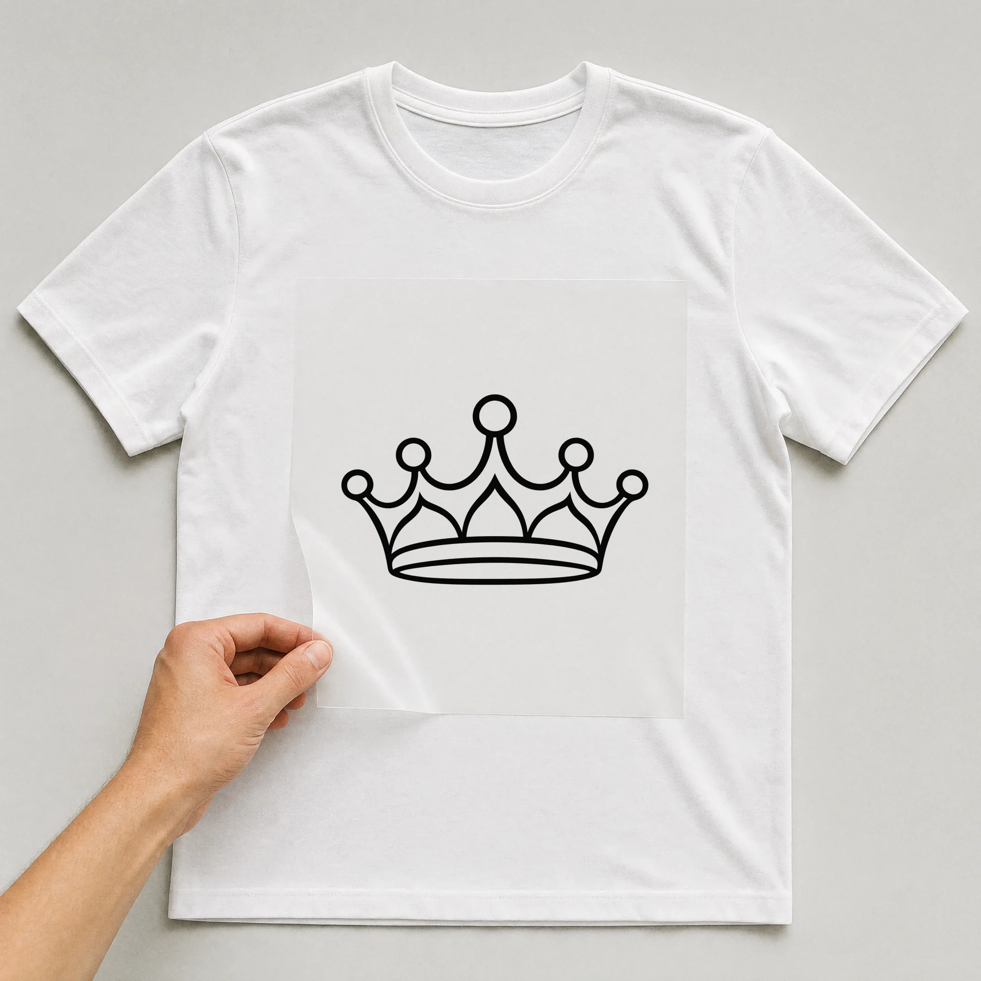 Bügelbild „König Krone“ auf weißem T-Shirt, Folie wird aufgelegt