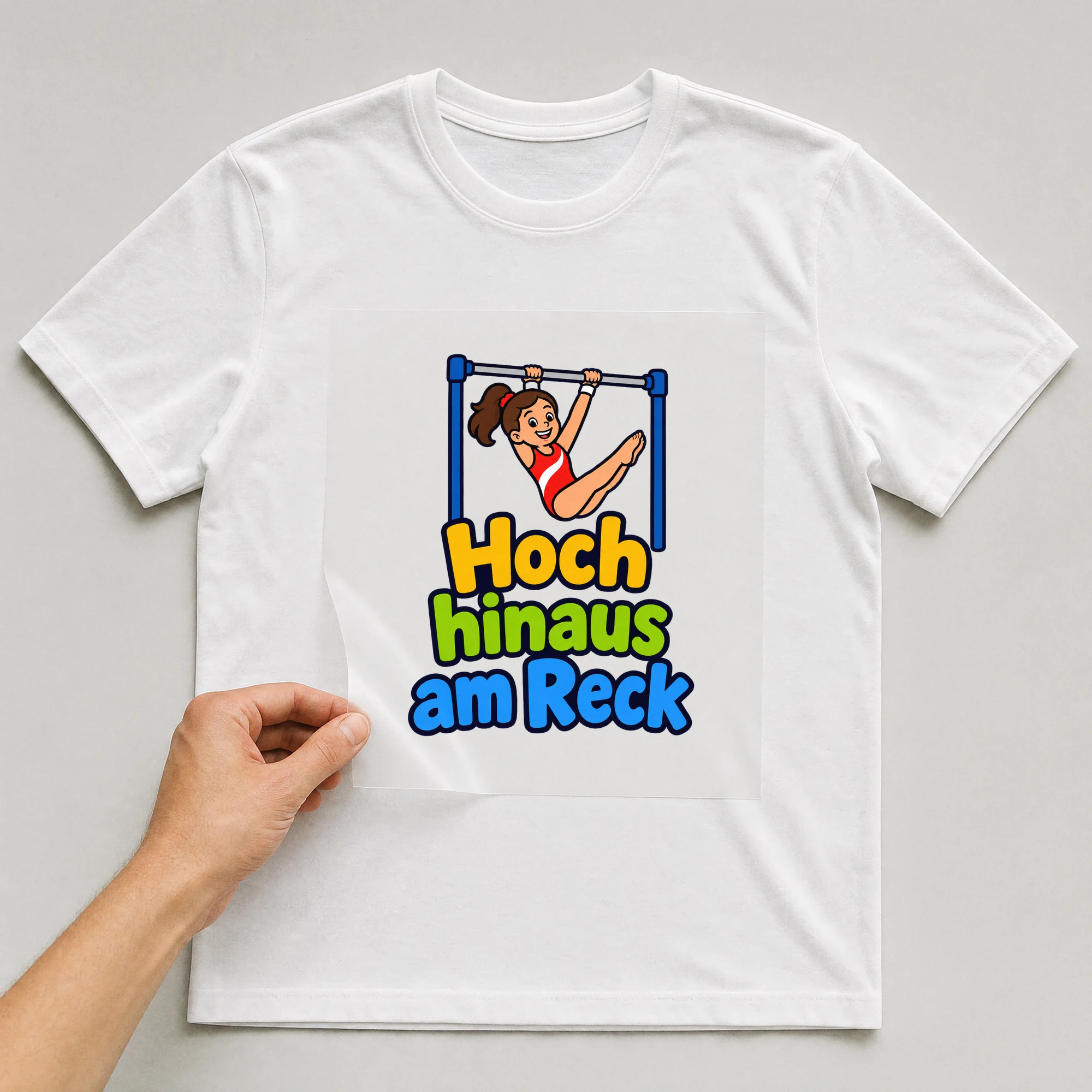 Bügelbild „Hoch hinaus am Reck“ auf weißem T-Shirt, Folie wird aufgelegt