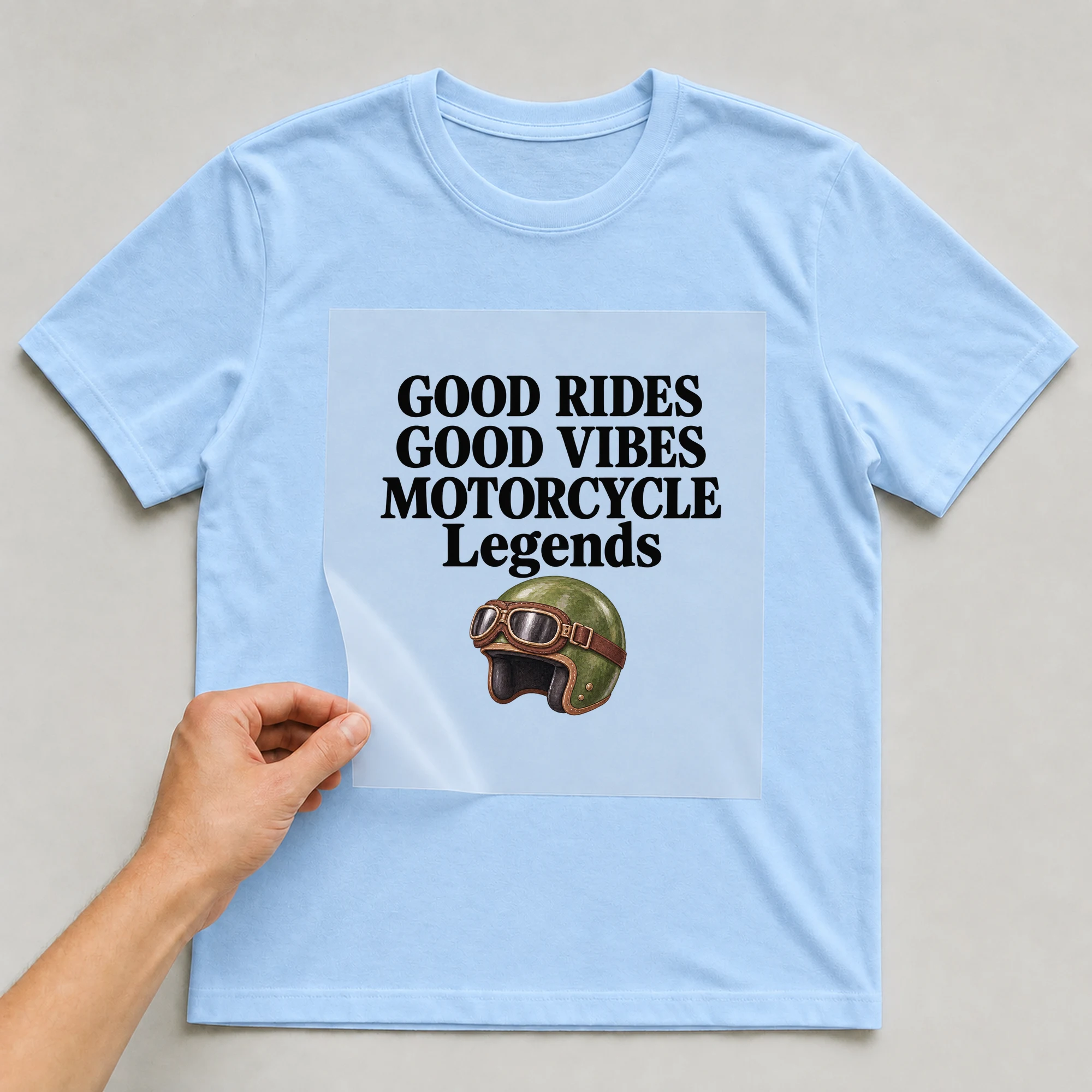 Bügelbild „Good Rides Good Vibes Motorcycle Legends“ auf babyblauem T-Shirt, Folie wird aufgelegt