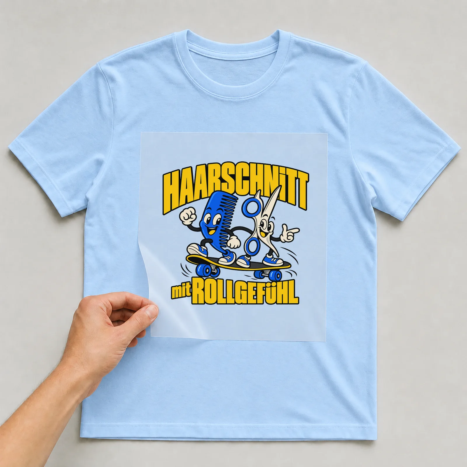 Bügelbild „Haarschnitt mit Rollgefühl“ auf hellblauem T-Shirt, Folie wird aufgelegt