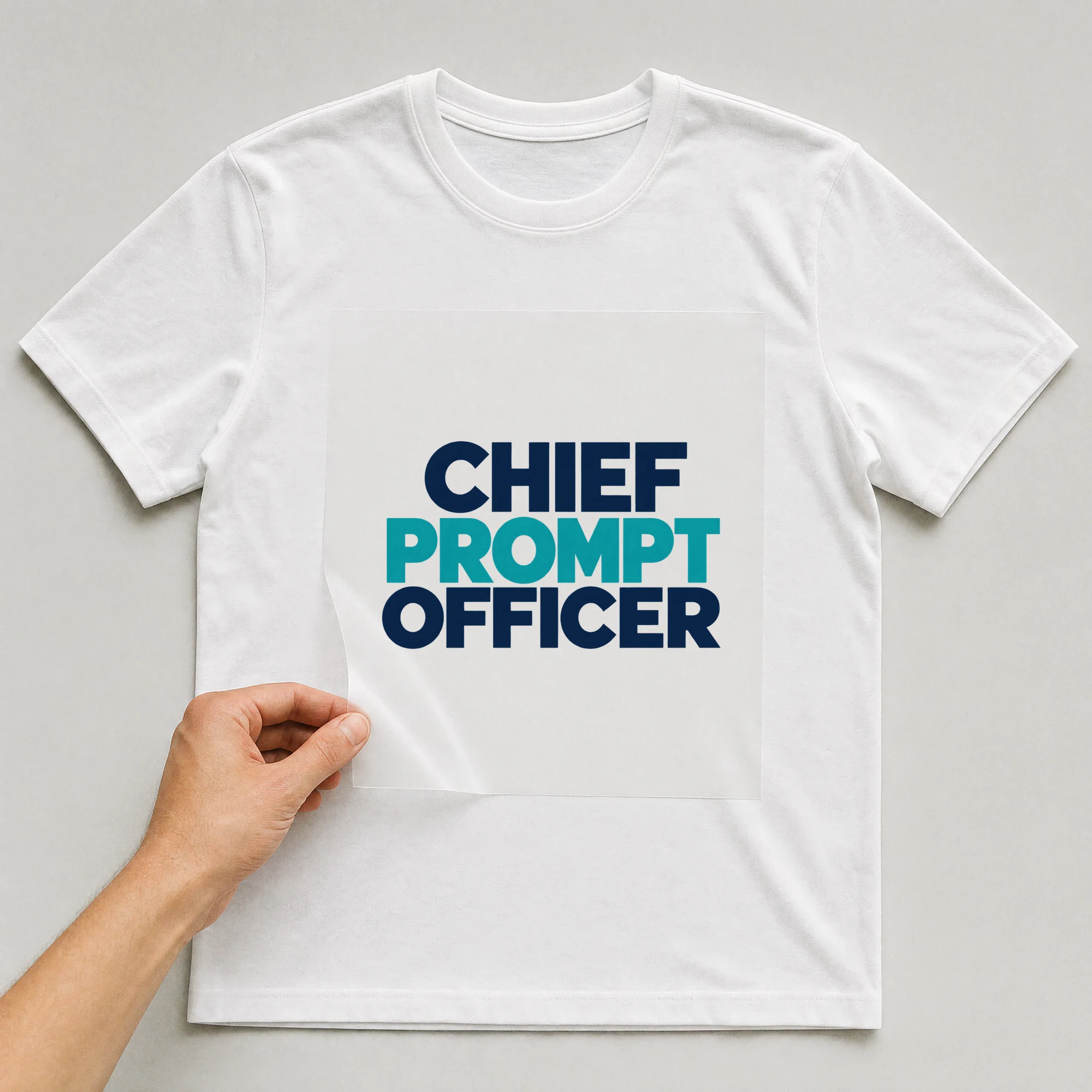 Bügelbild „Chief Prompt Officer“ auf weißem T-Shirt, Folie wird aufgelegt