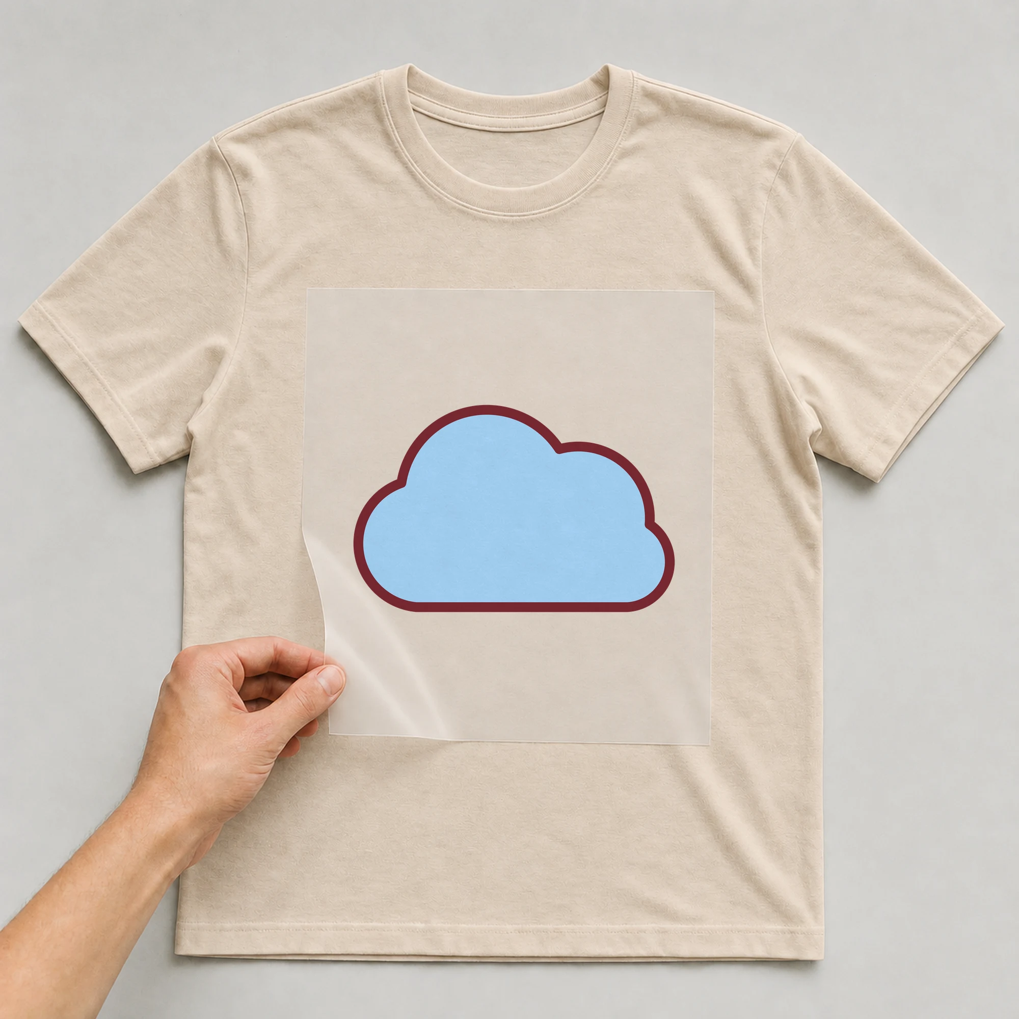 Bügelbild „Wolke“ auf beigem T-Shirt, Folie wird aufgelegt
