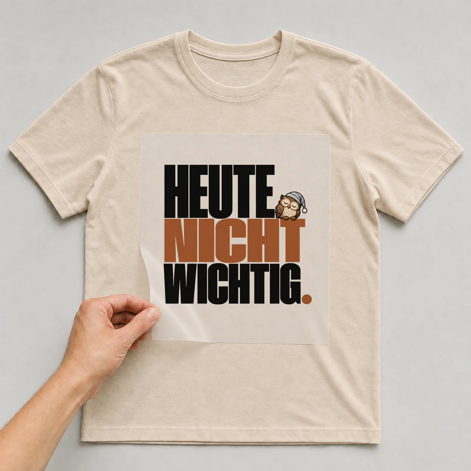 Bügelbild „Heute nicht wichtig“ auf beigem T-Shirt, Folie wird aufgelegt