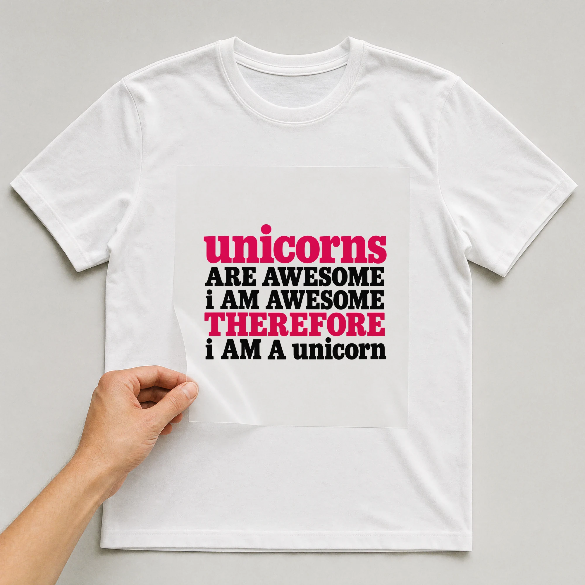 Bügelbild „Unicorns Are Awesome I Am Awesome Therefore I Am A Unicorn“ auf weißem T-Shirt, Folie wird aufgelegt