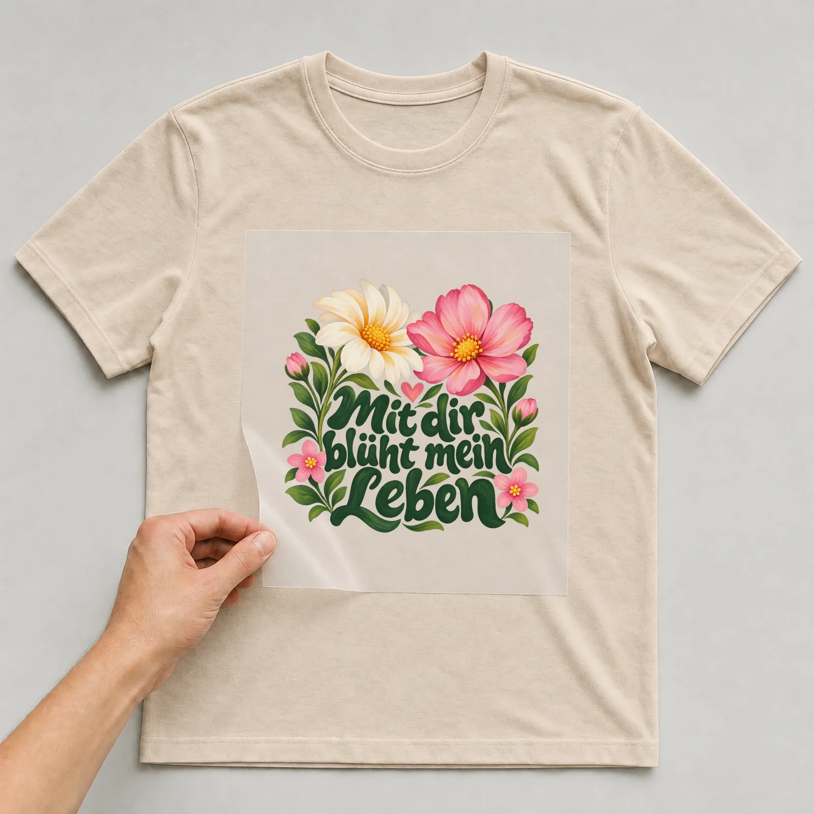 Bügelbild „Mit dir blüht mein Leben“ auf beigem T-Shirt, Folie wird aufgelegt