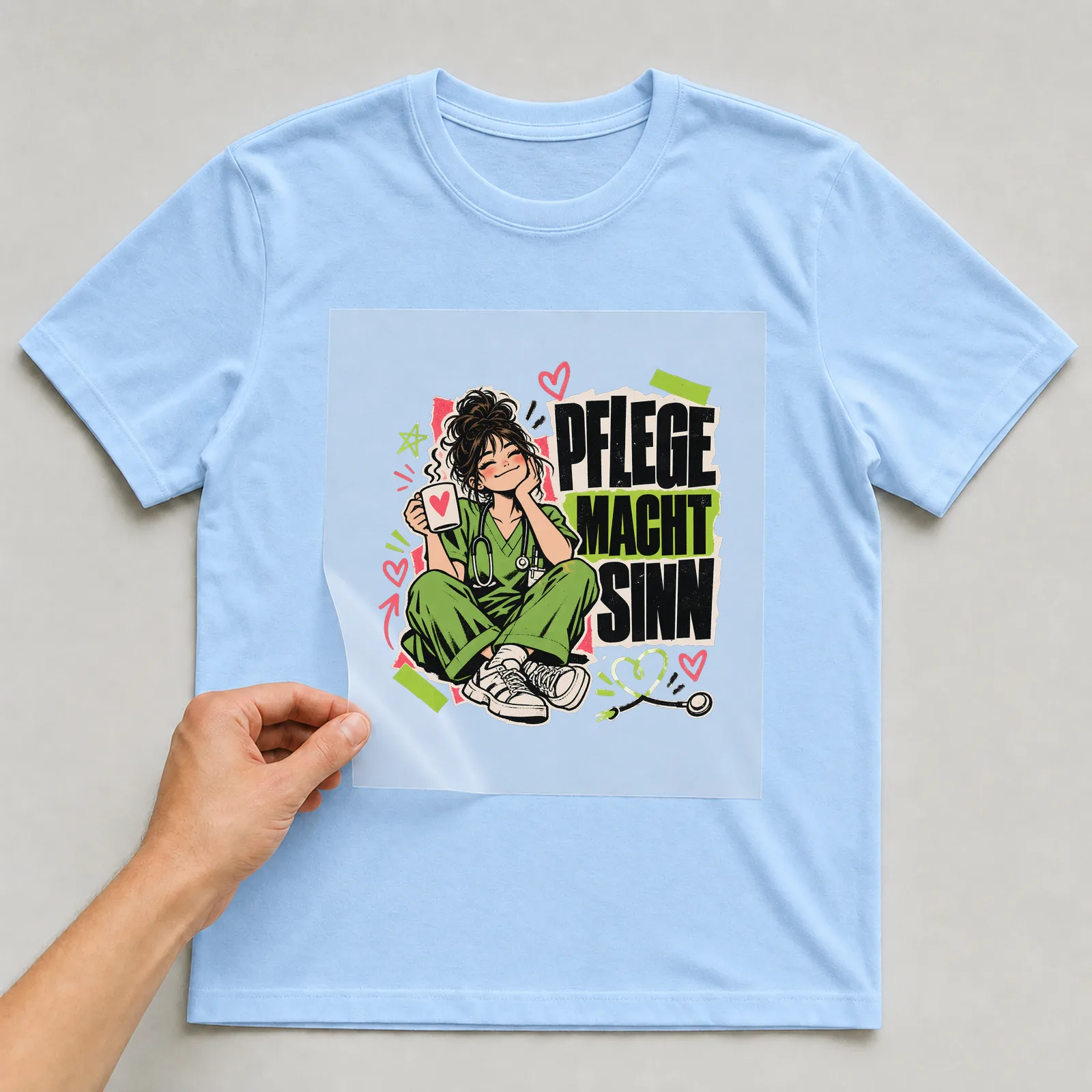 Bügelbild „Pflege macht Sinn“ auf hellblauem T-Shirt, Folie wird aufgelegt