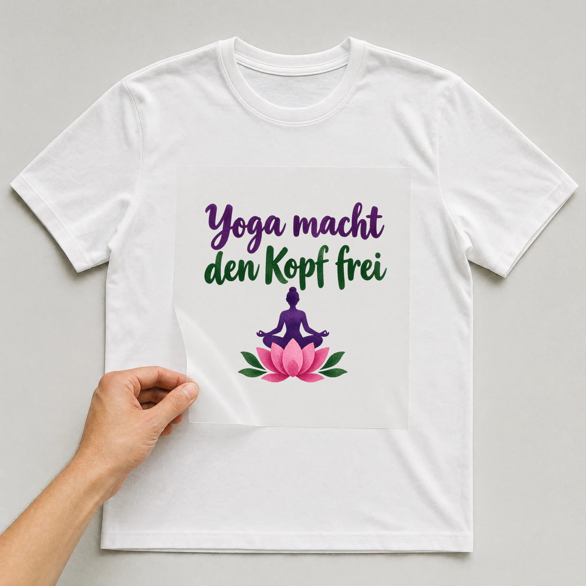 Bügelbild „Yoga macht den Kopf frei“ auf weißem T-Shirt, Folie wird aufgelegt
