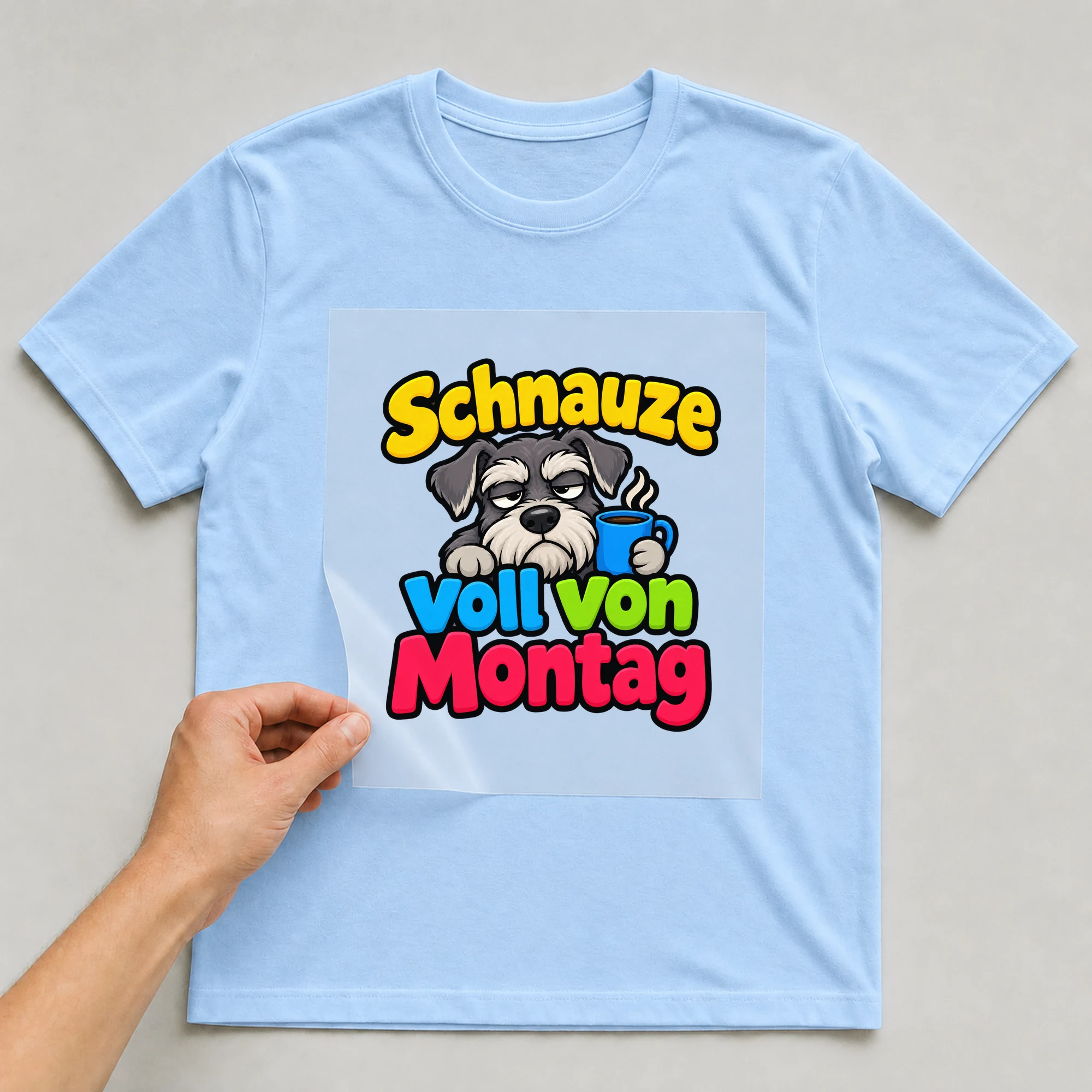 Bügelbild „Schnauze voll von Montag“ auf babyblauem T-Shirt, Folie wird aufgelegt