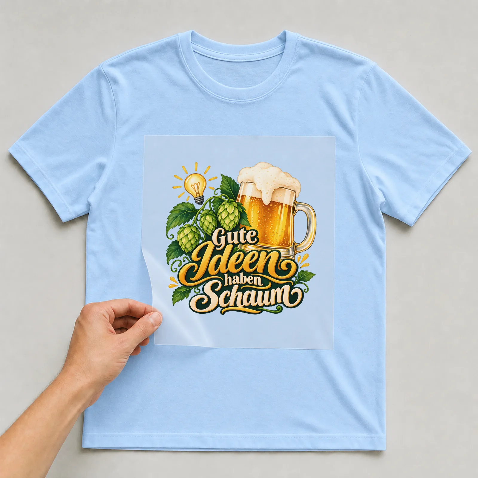 Bügelbild „Gute Ideen haben Schaum“ auf hellblauem T-Shirt, Folie wird aufgelegt