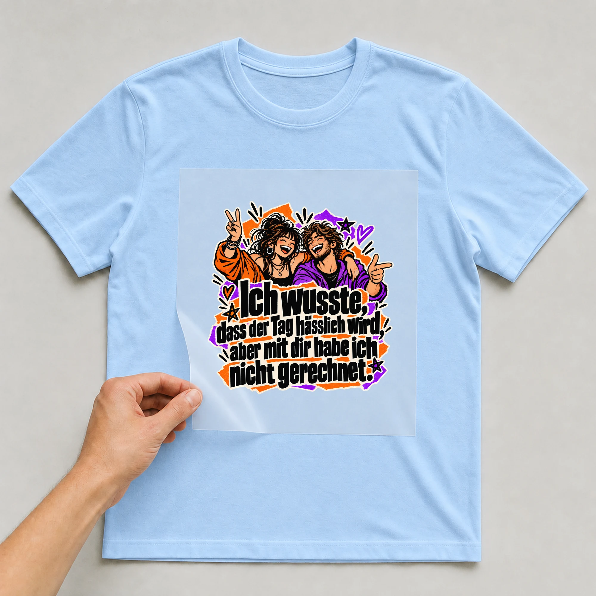 Bügelbild „Ich wusste, dass der Tag hässlich wird“ auf babyblauem T-Shirt, Folie wird aufgelegt