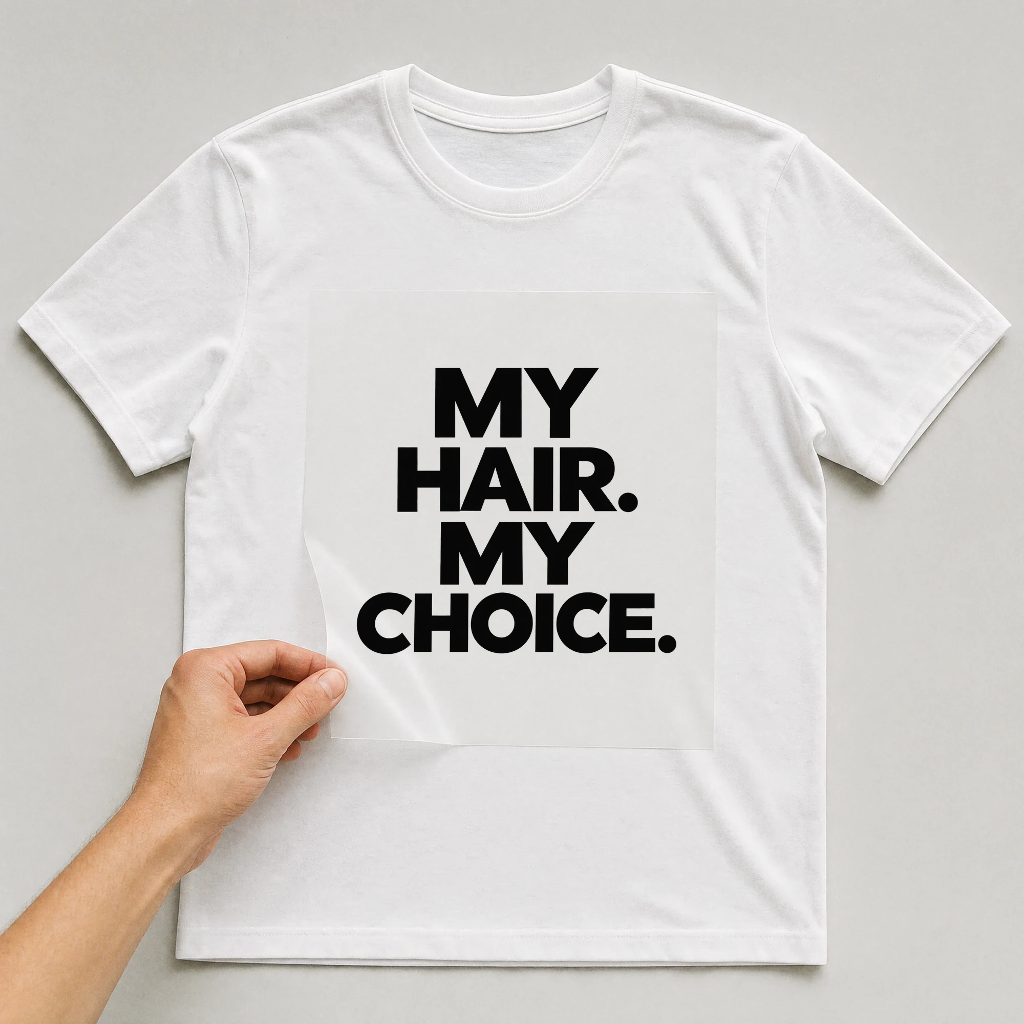 Bügelbild „My Hair. My Choice.“ auf weißem T-Shirt, Folie wird aufgelegt