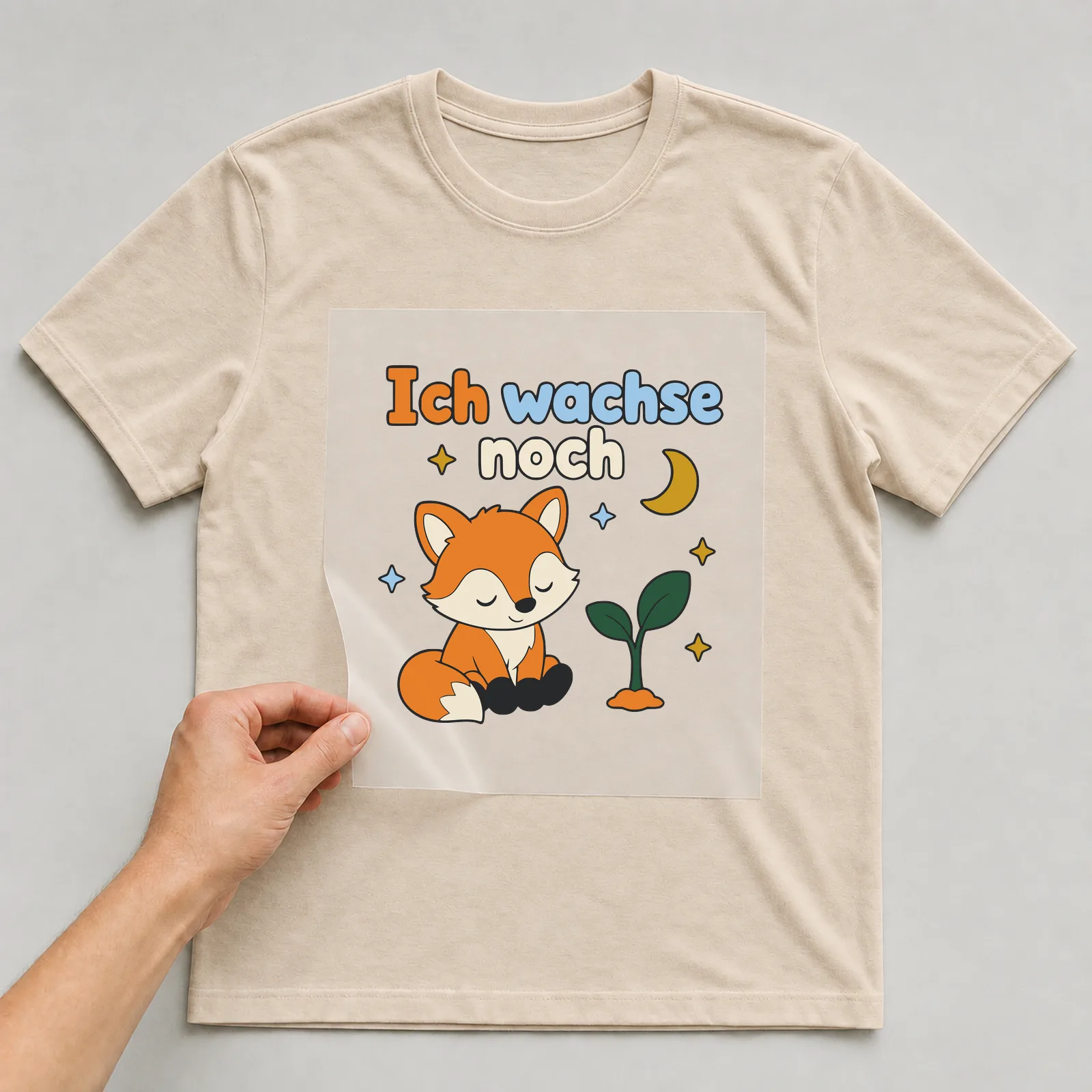 Bügelbild Ich wachse noch auf beigem T-Shirt, Folie wird aufgelegt