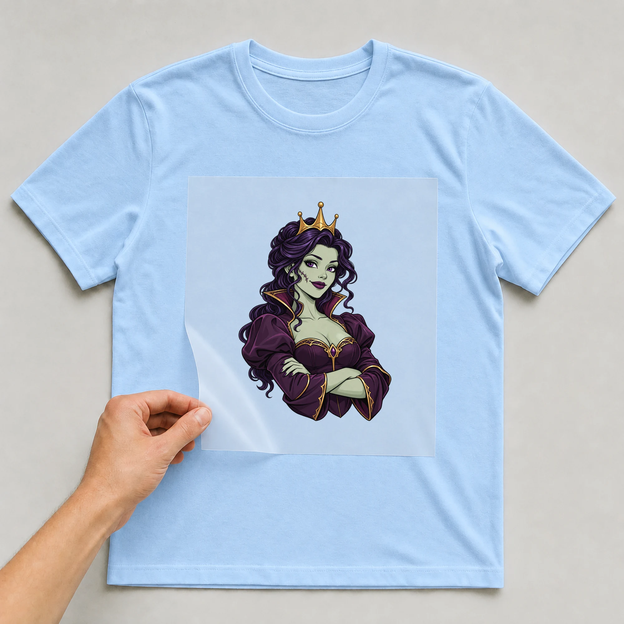 Bügelbild „Zombie Queen“ auf babyblauem T-Shirt, Folie wird aufgelegt