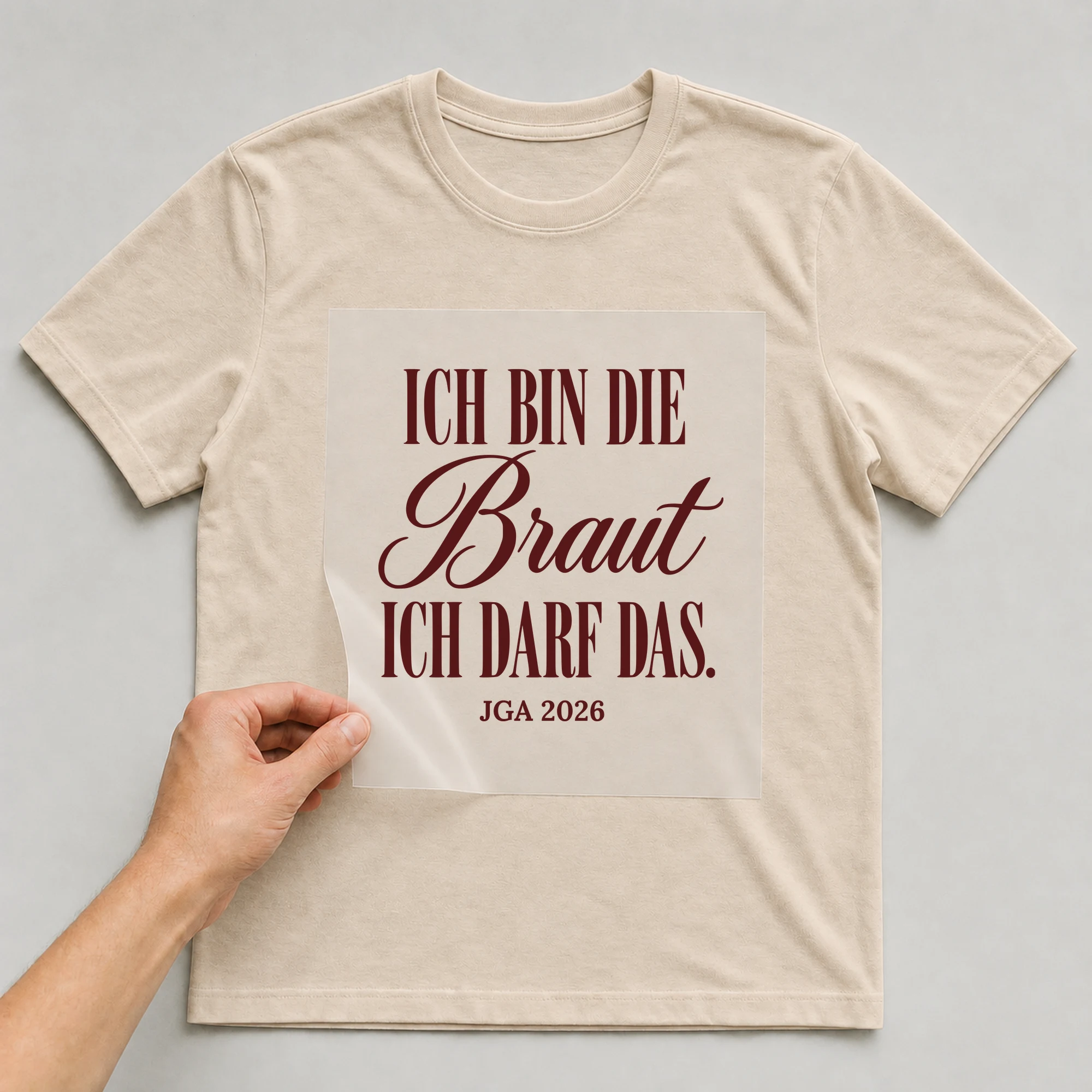 Bügelbild Ich bin die Braut. Ich darf das. auf beigem T-Shirt, Folie wird aufgelegt