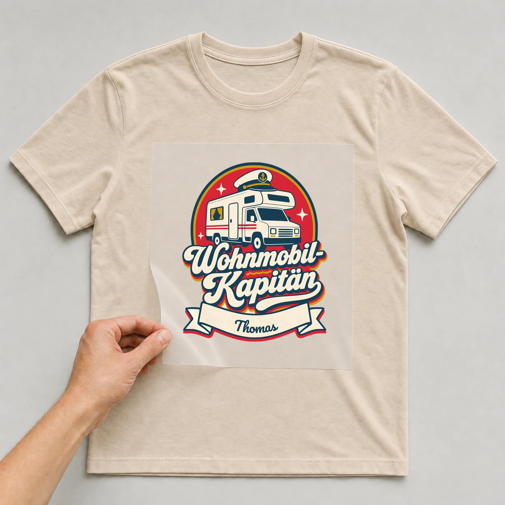 Bügelbild Wohnmobil-Kapitän mit Name auf beigem T-Shirt, Folie wird aufgelegt