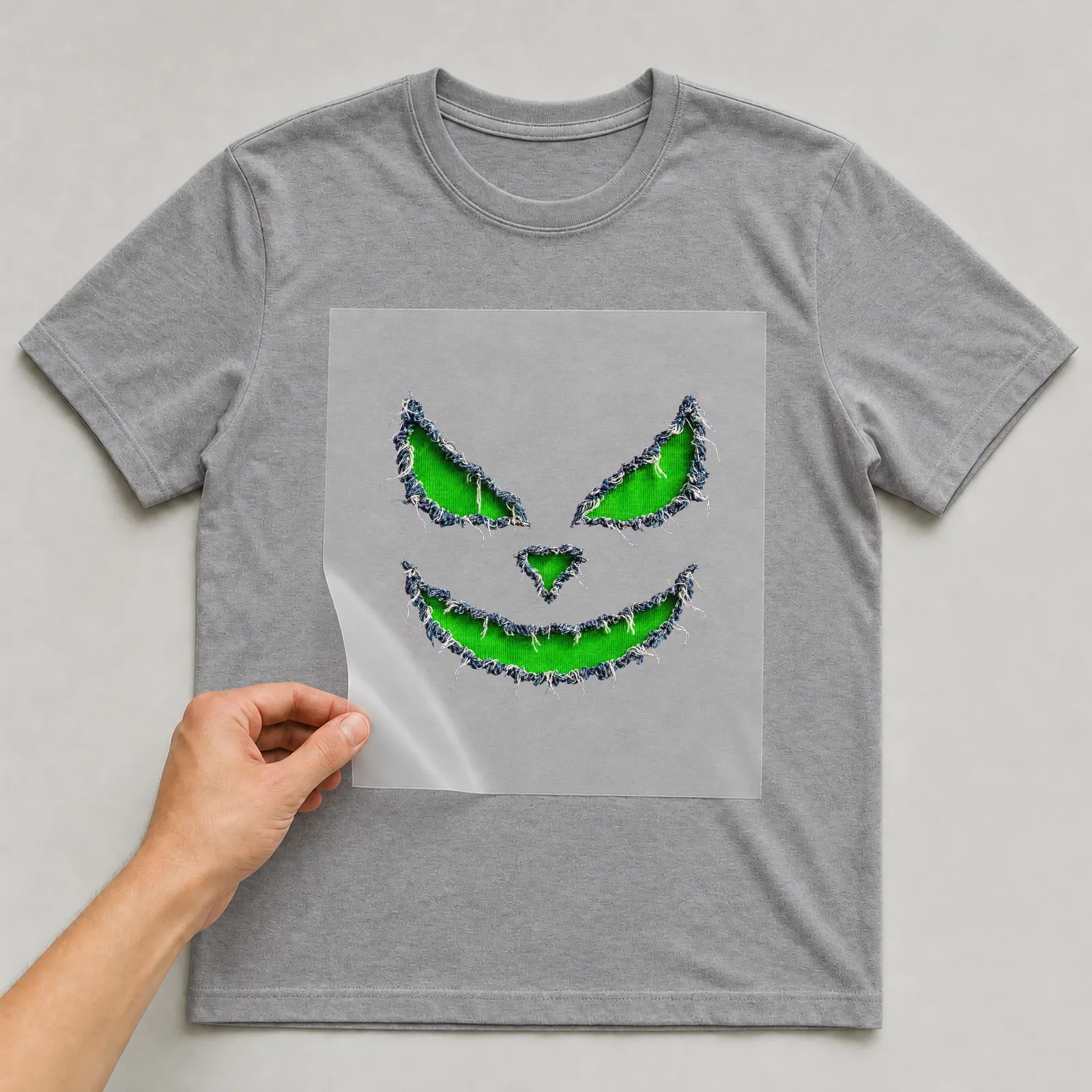 Bügelbild Katze Zerrissen (Halloween) auf grauem T-Shirt, Folie wird aufgelegt