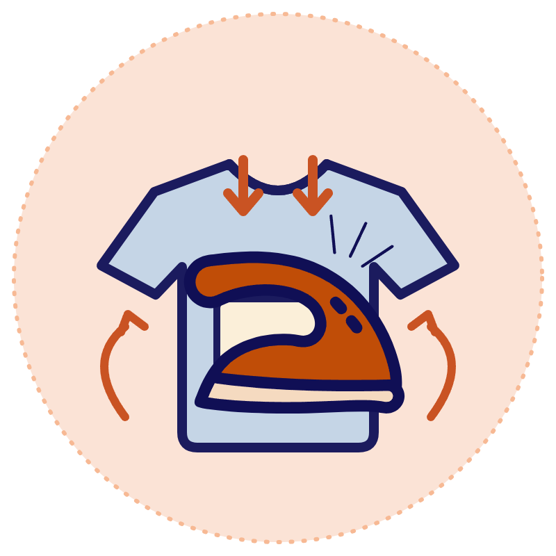 Ein Bügeleisen drückt von oben auf das Motiv auf dem T-Shirt