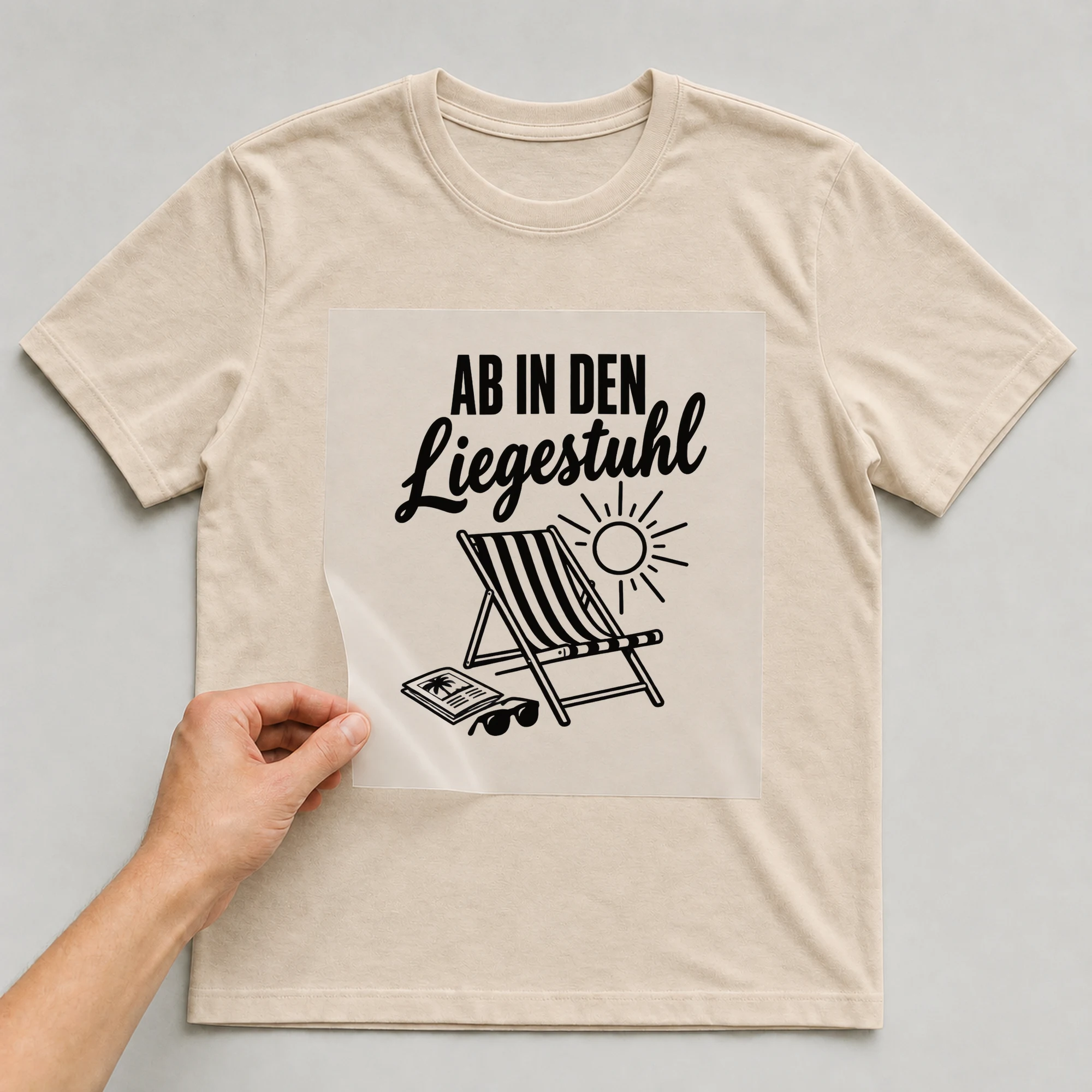 Bügelbild „Zeit für Lieblingsplätze“ auf beigem T-Shirt, Folie wird aufgelegt