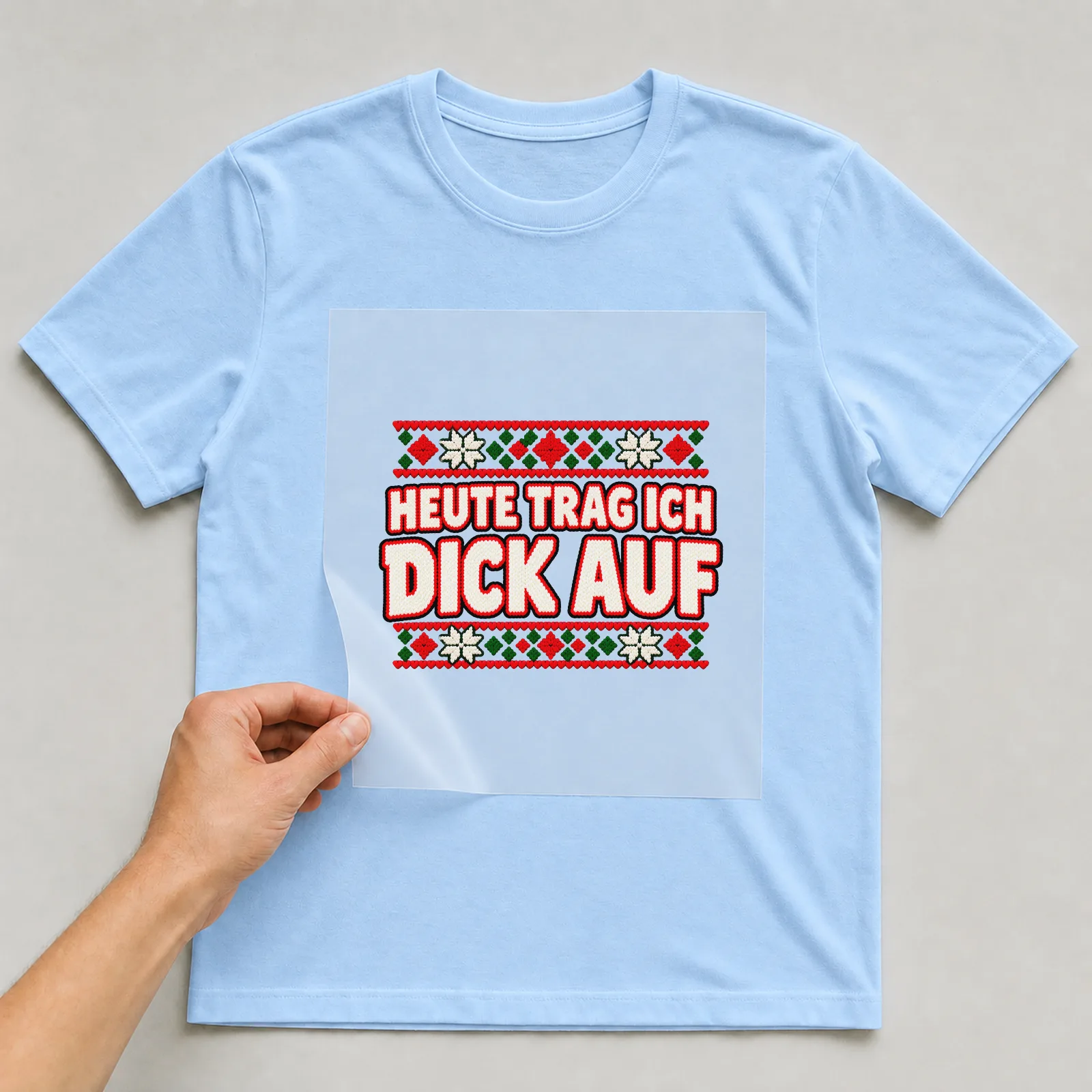 Bügelbild Heute trag ich dick auf auf hellblauem T-Shirt, Folie wird aufgelegt