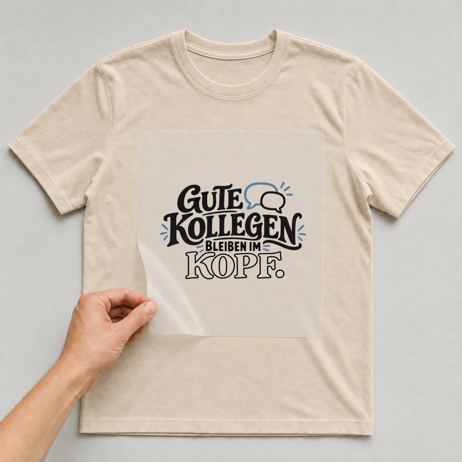 Bügelbild „Gute Kollegen bleiben im Kopf“ auf beigem T-Shirt, Folie wird aufgelegt