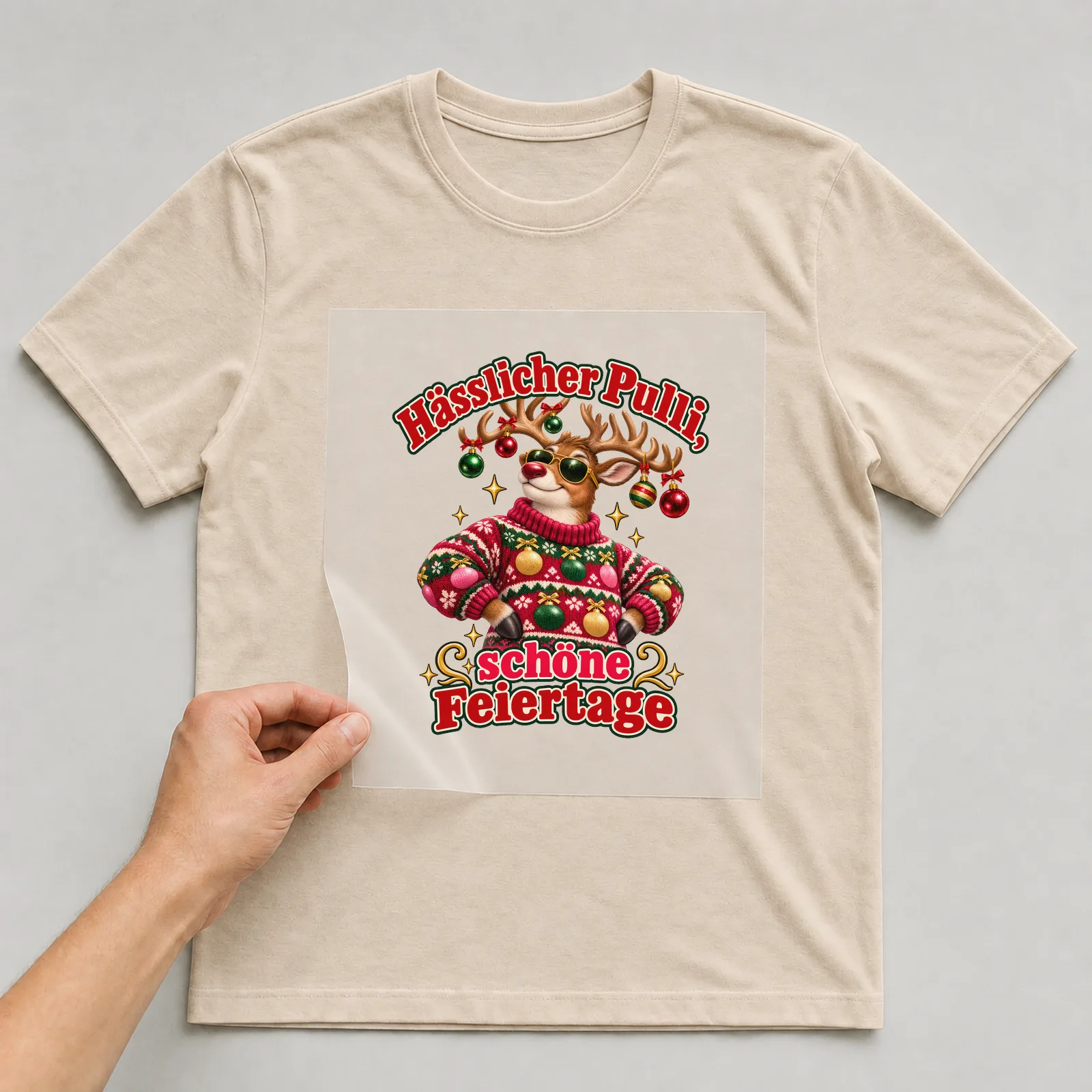 Bügelbild Hässlicher Pulli, schöne Feiertage (Freche Weihnachtsklassiker) auf beigem T-Shirt, Folie wird aufgelegt